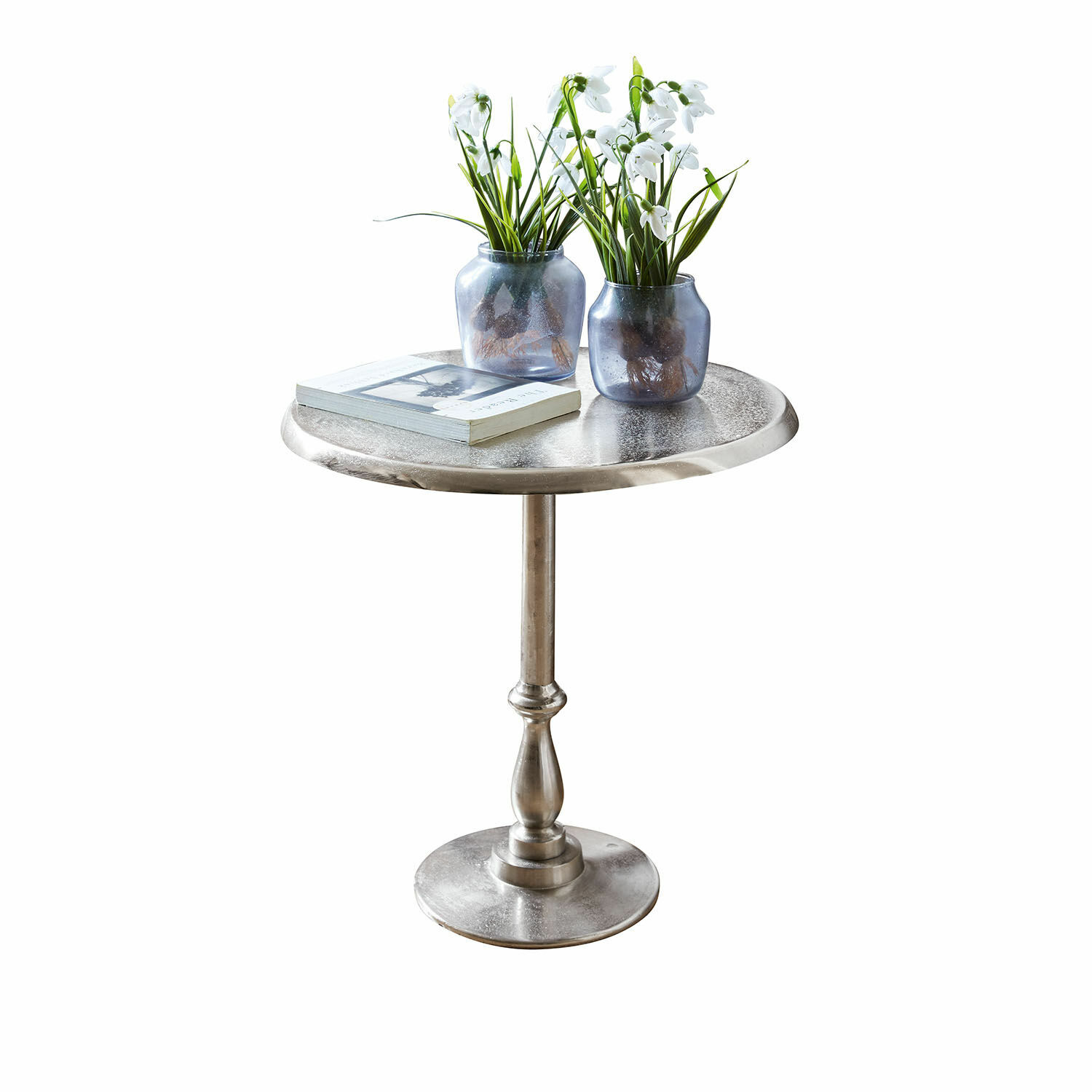 Bijzettafel Eppeville Ronde zilverkleurige metalen bijzettafel met twee blauwe vazen en witte bloemen als decoratie
