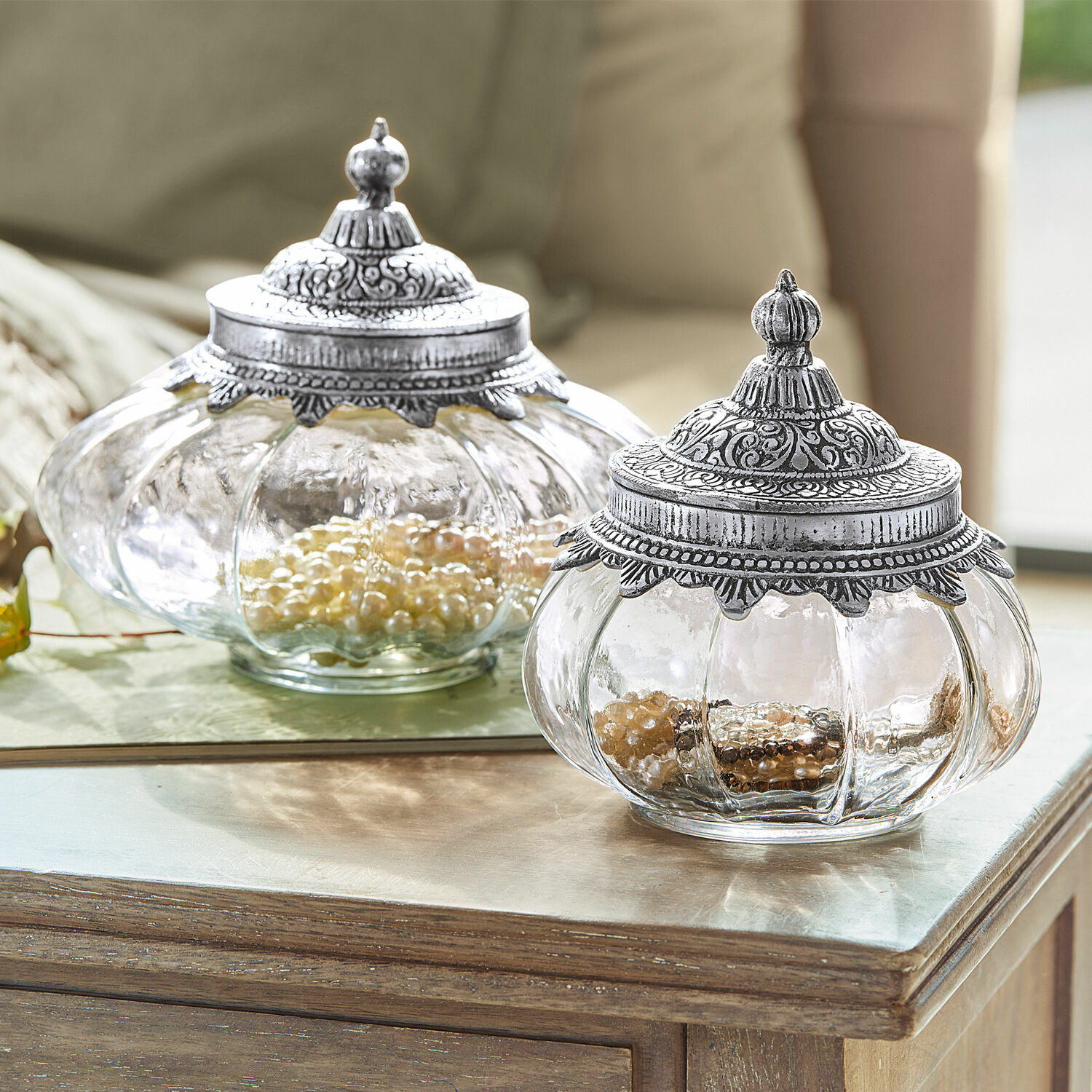 Potje set van 2 Osayi Glazen decoratieve potten met zilverkleurige metalen deksels op bureau voor het opbergen van kleine spullen
