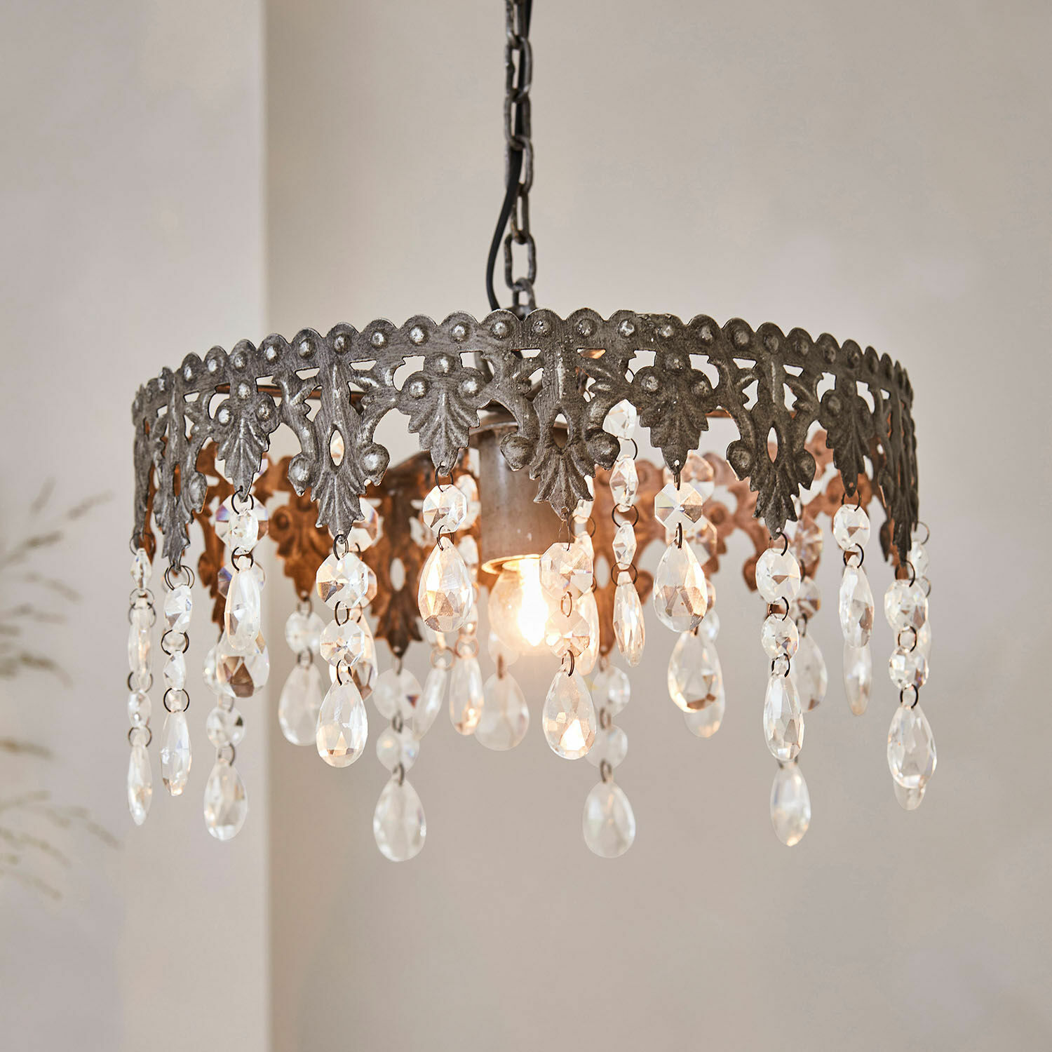 Suspension Escoire Suspension en métal patiné avec pampilles en cristal pour une décoration intérieure élégante