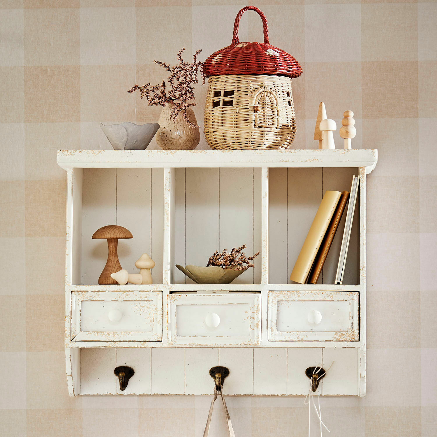 Étagère murale Korelis Étagère murale blanche en bois avec trois tiroirs, décorations en osier et bois naturel