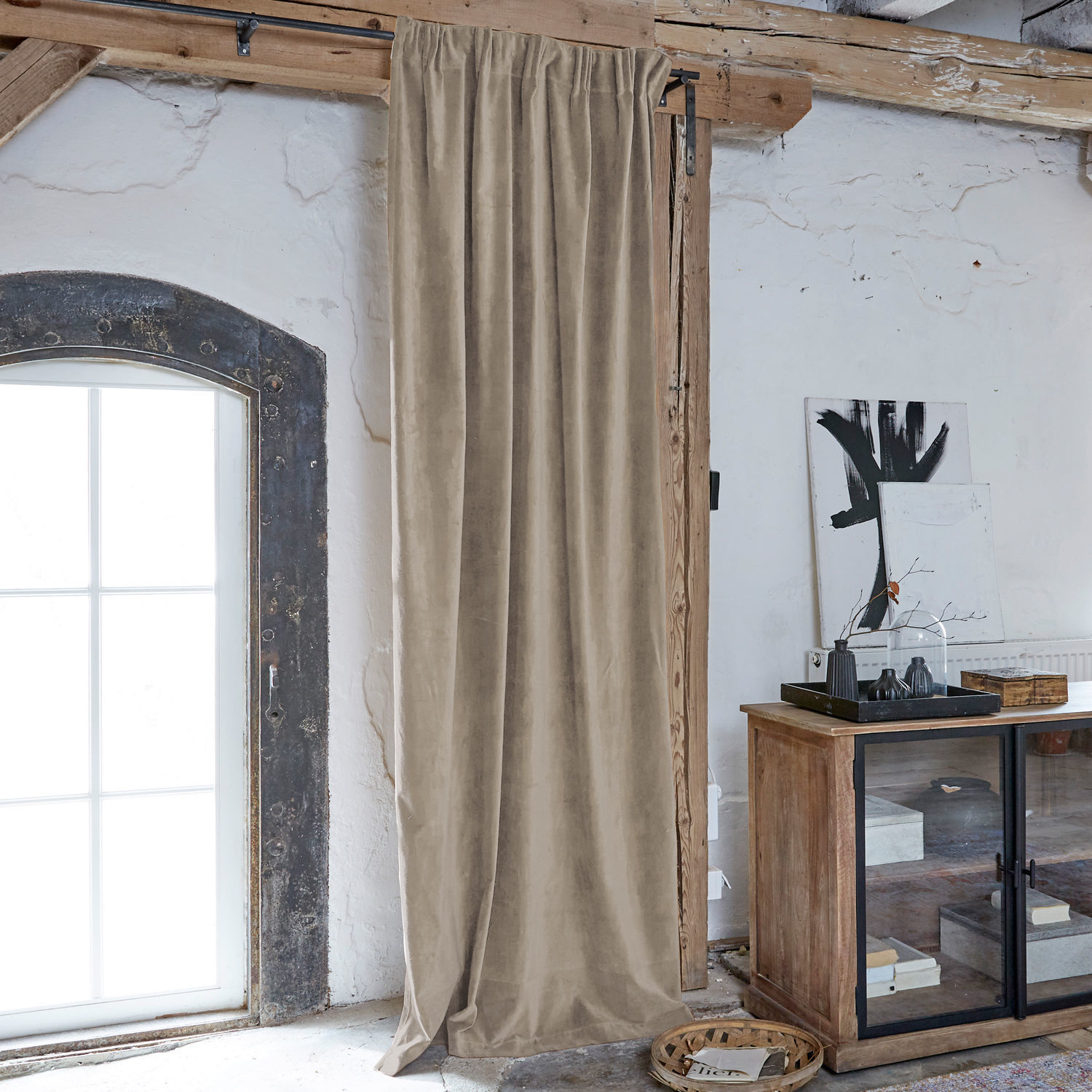 Gordijn Lyannece Beige gordijn van zachte stof in rustieke kamer met houten kast en raam