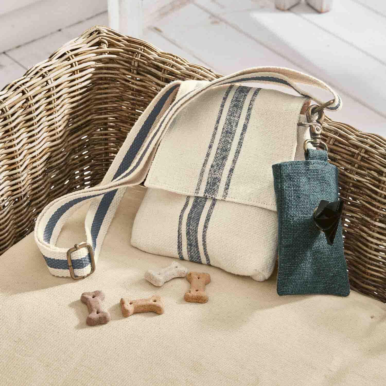 Beige katoenen tas met blauwe strepen en etui voor hondensnoepjes op bank