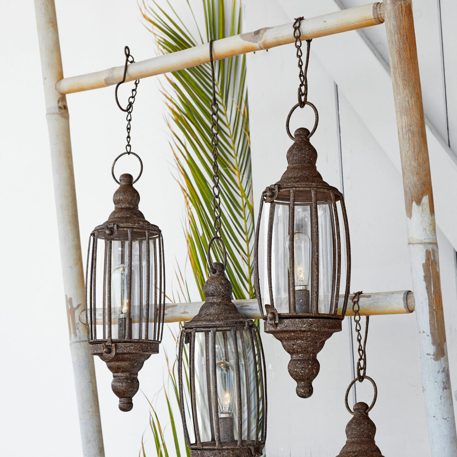Ledhanglantaarn set van 2 Flavin Set van vier hangende lantaarns van roestig metaal aan bamboeleuning, interieurdecoratie