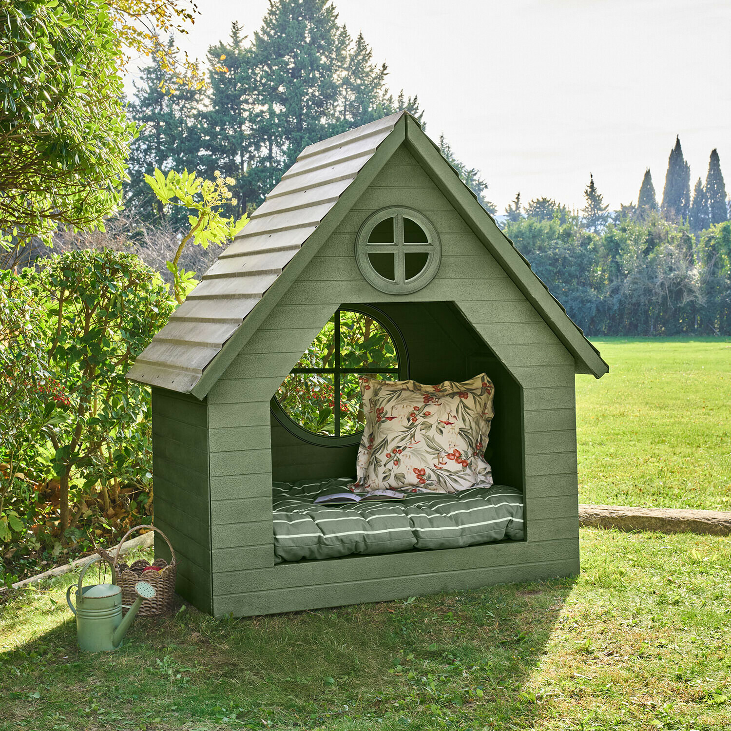 Speelhuisje Lunibu Groen houten tuinhuisje met ronde ramen en comfortabele kussens op het gras