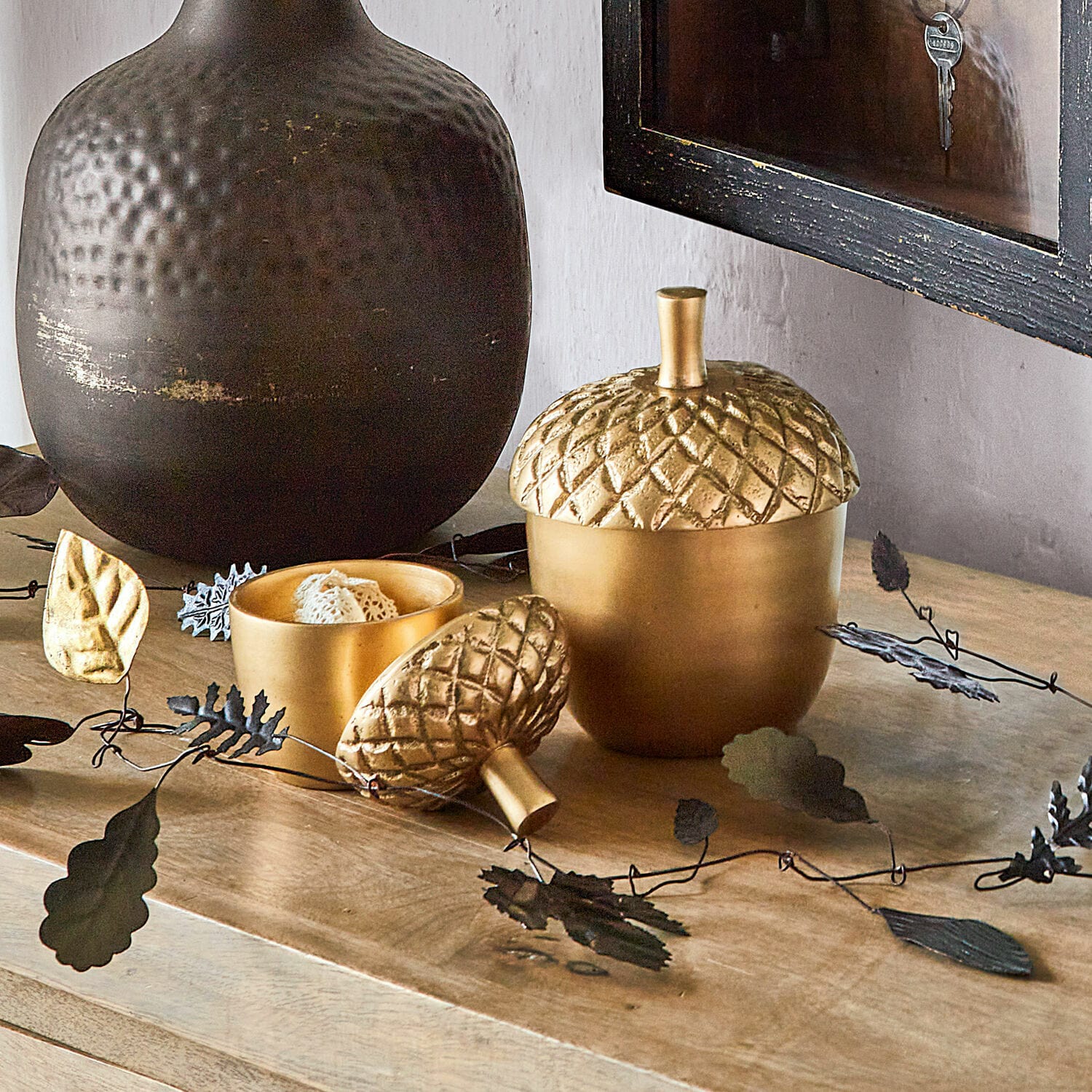 Pot set van 2 Selmar Gouden metalen doos in eikelvorm op houten blad met bladdecoratie