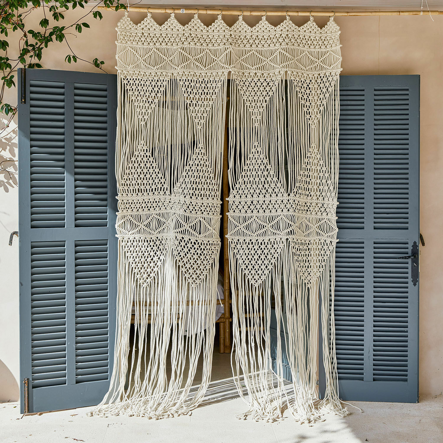 Gordijn Kivelli Decoratief macramé gordijn van katoen in crèmekleur, perfect voor boho- en natuurlijke interieurs.