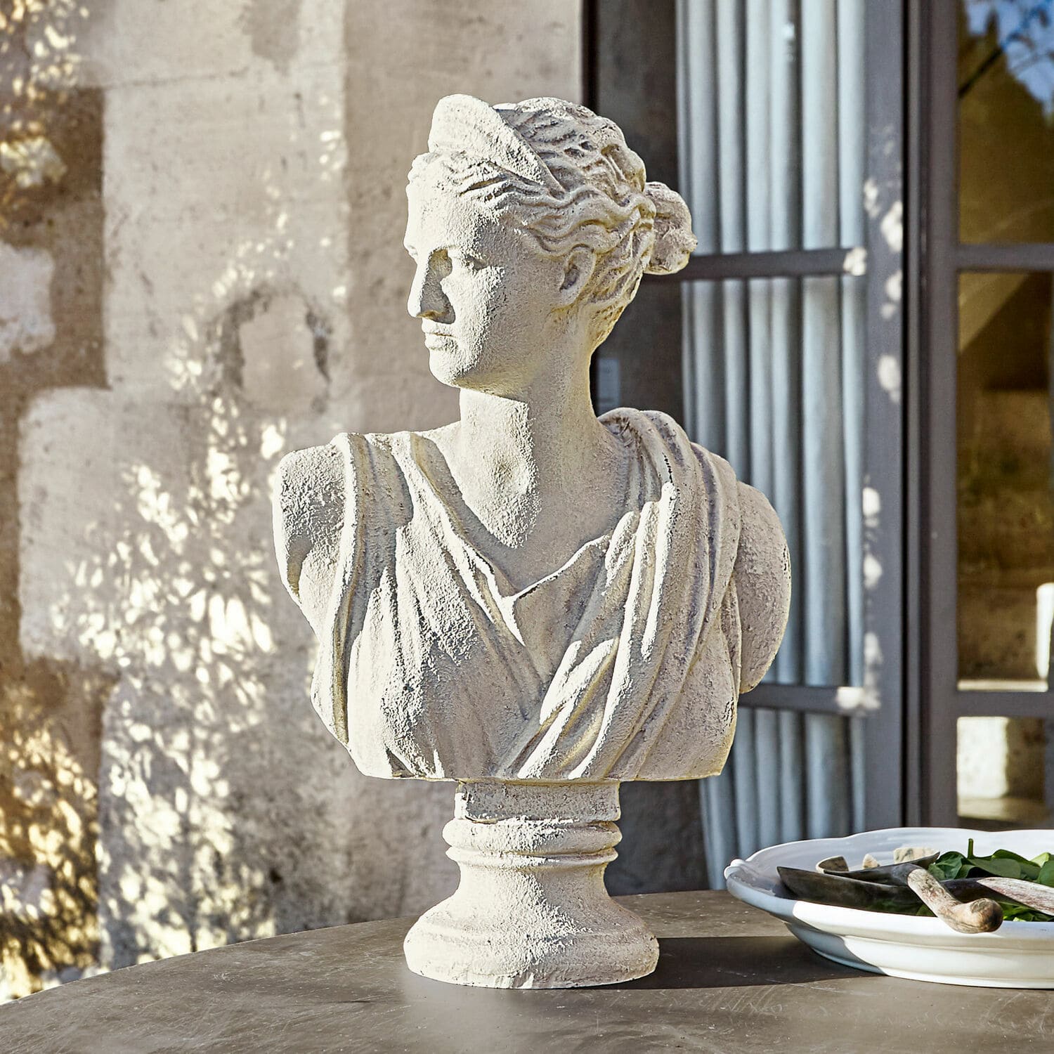 Buste Ellora Buste en pierre blanche de femme classique sur table, décoration extérieure élégante