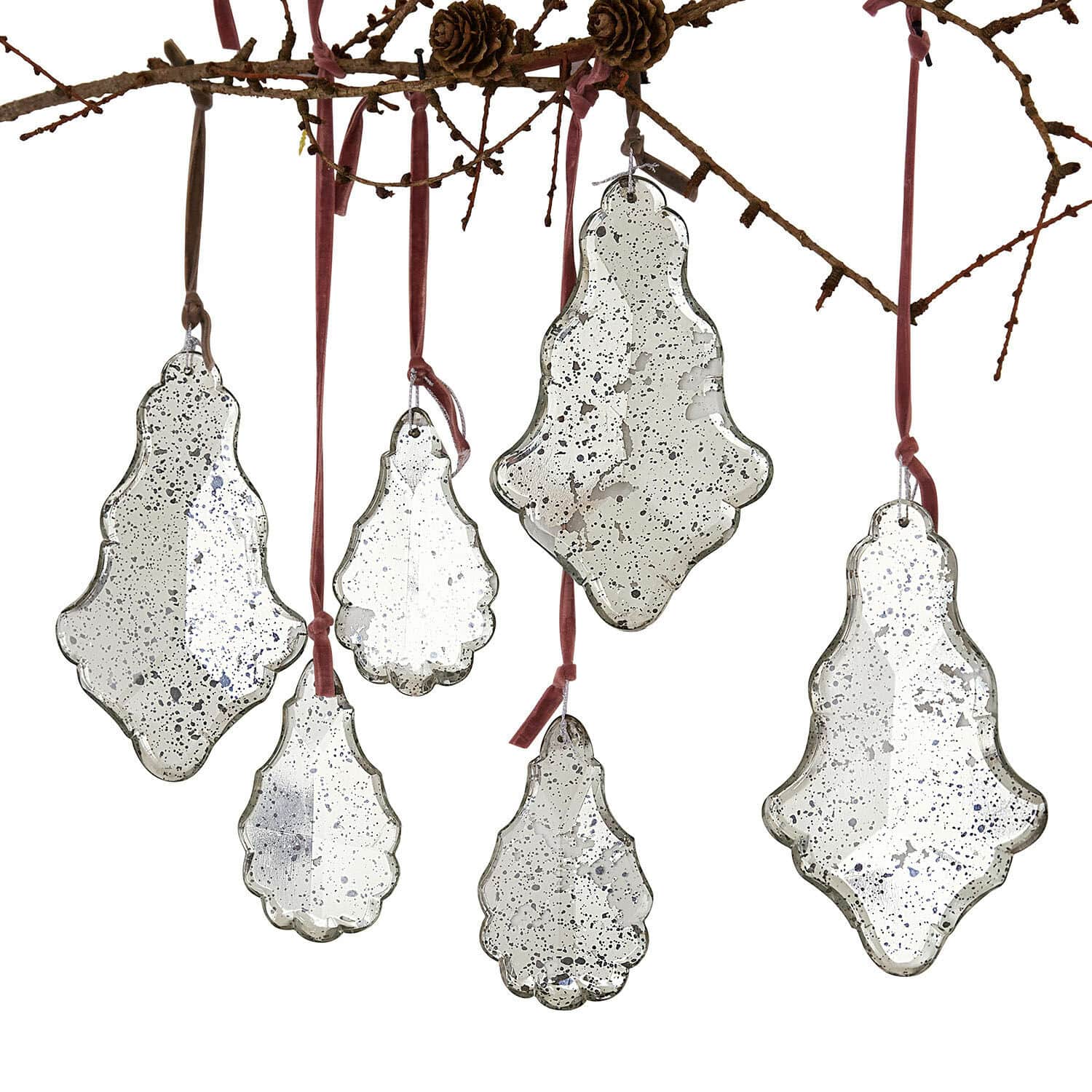 Lot de 6 décorations à suspendre Mistralon Ensemble de six décorations suspendues en verre vieilli avec rubans rouges pour décoration intérieure festive