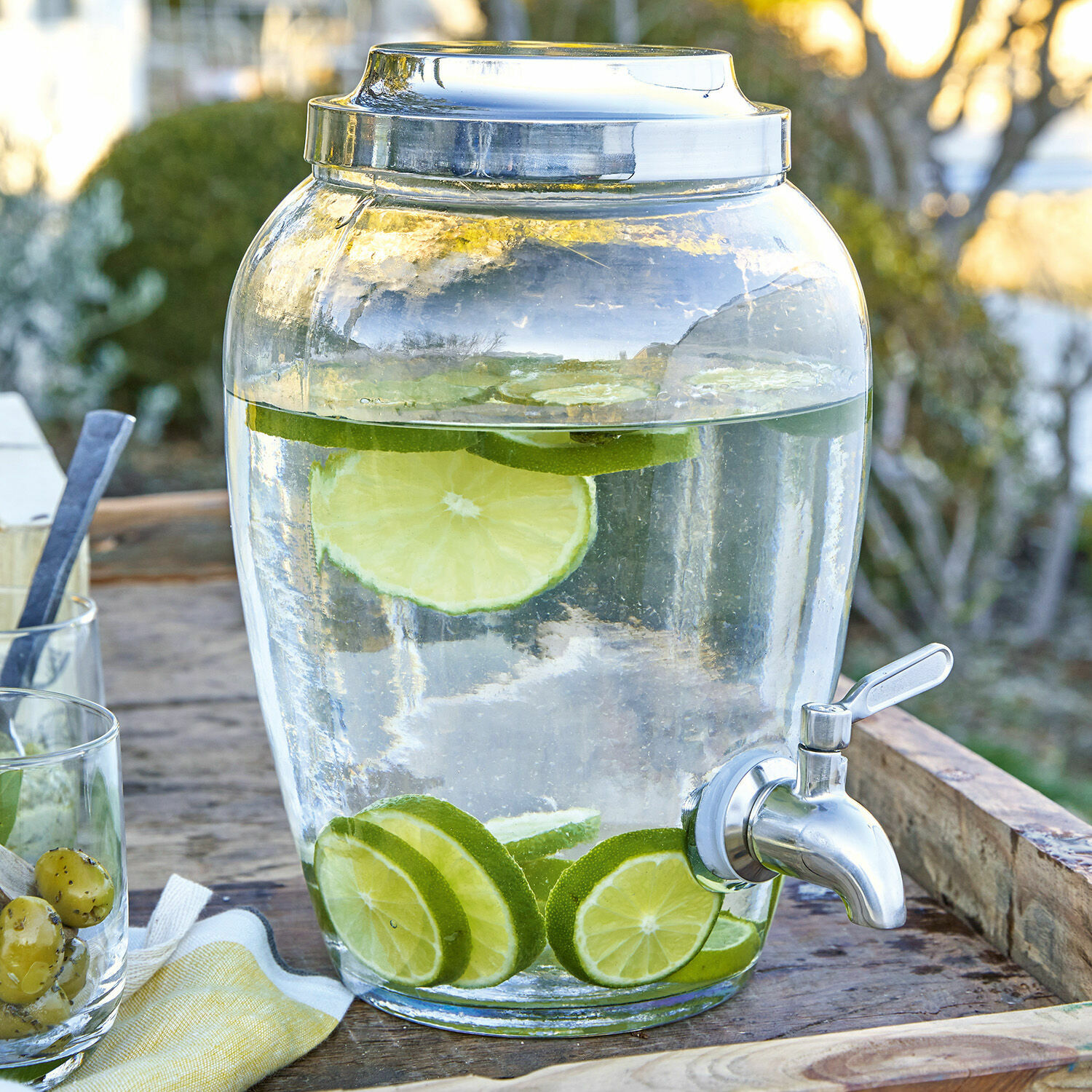 Distributeur de boisson Avrilla Distributeur en verre avec robinet, eau infusée aux tranches de citron vert sur table en bois