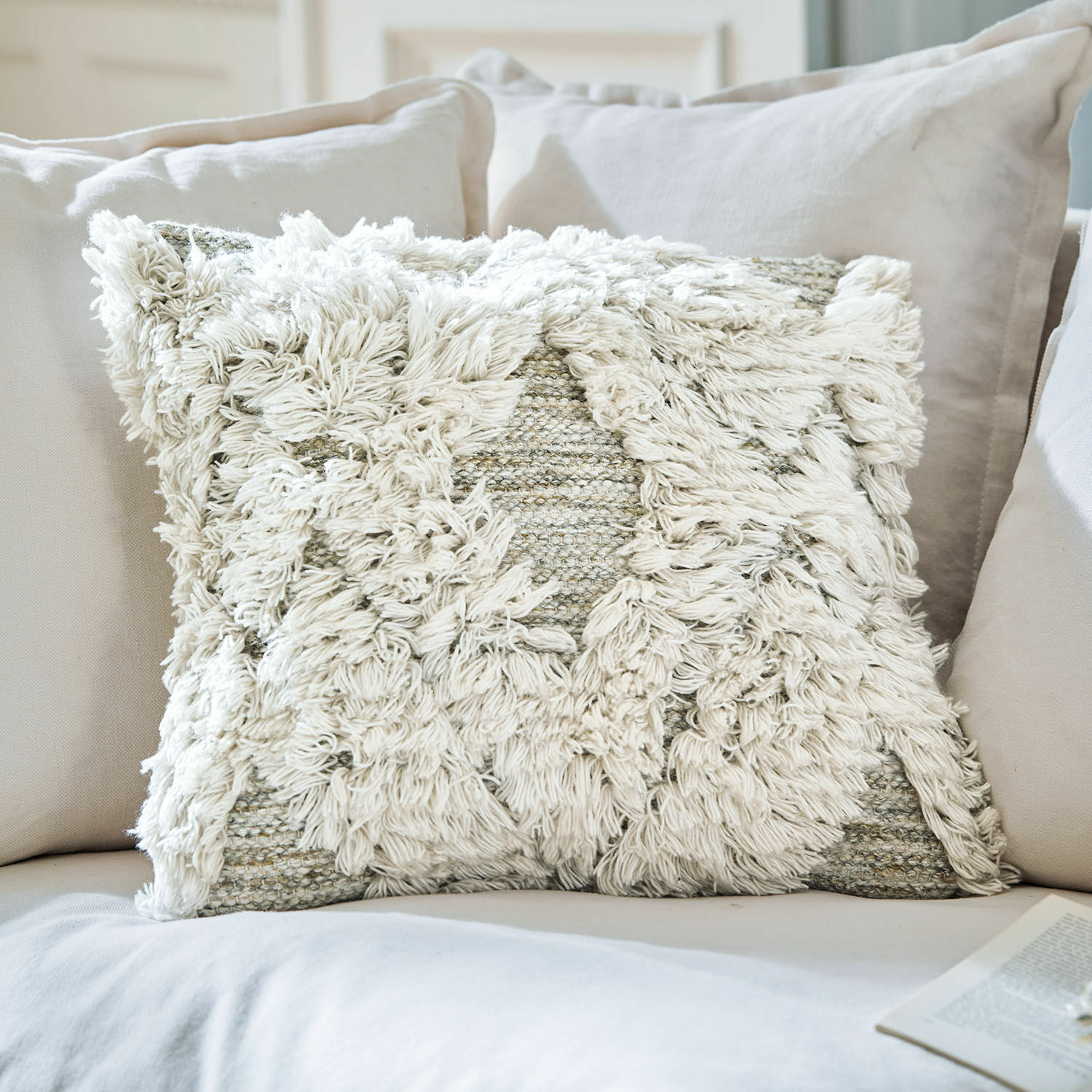 Decoratief katoenen kussen in crèmekleur met pluizig patroon voor comfortabele bank