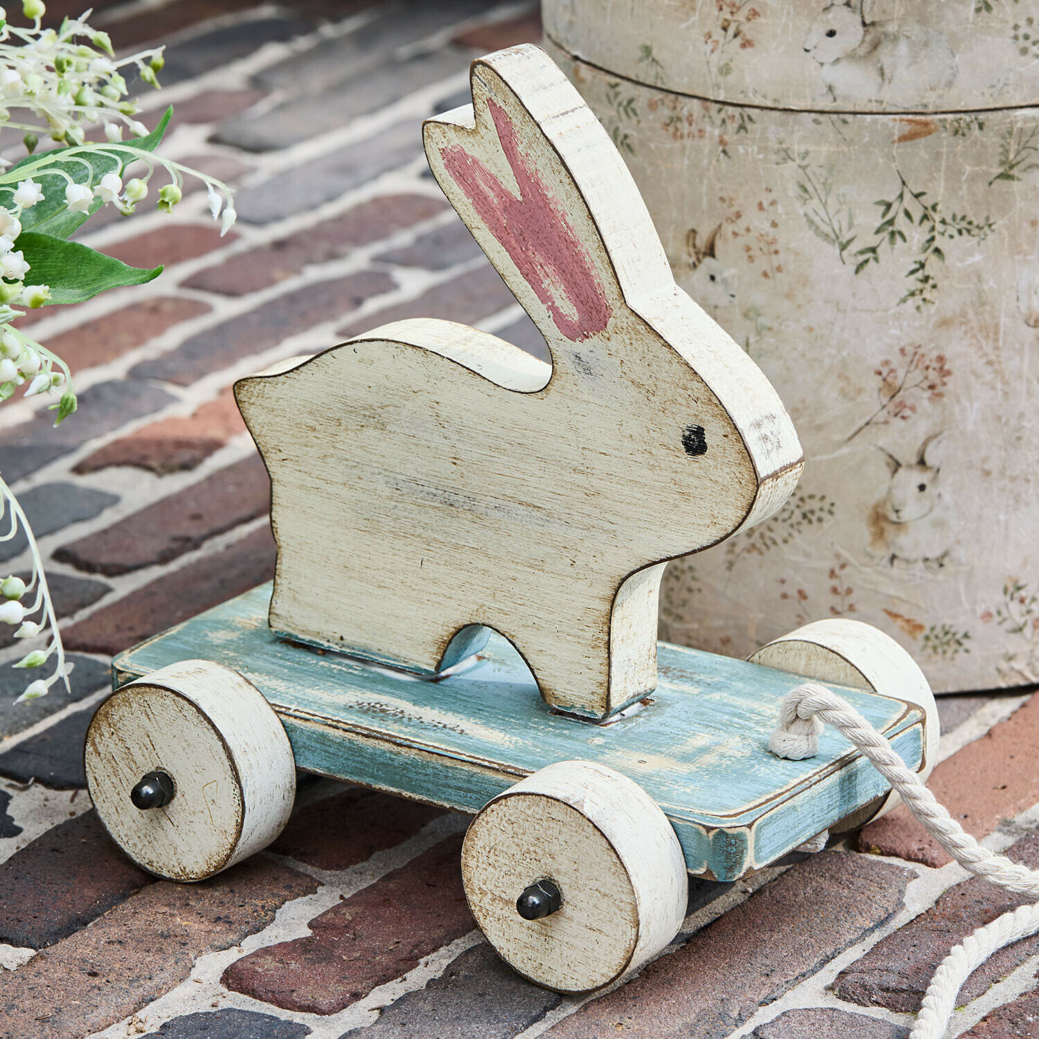 Trekfiguurtje Moiraine Houten wit konijn op blauwe wielen met trekkoord, retro speelgoed voor kinderen