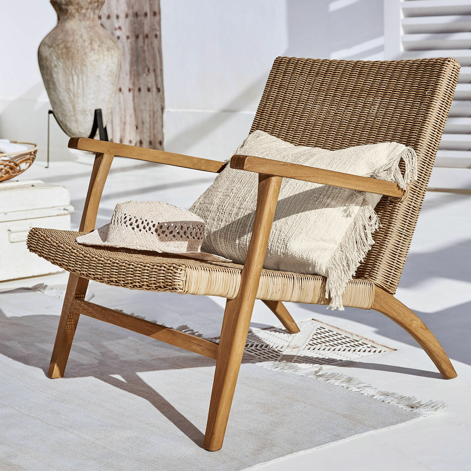 Chaise Alzette Fauteuil en rotin et bois de teck naturel avec coussin et chapeau, mobilier d'intérieur élégant