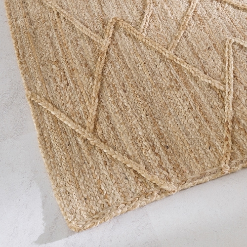 Tapis naturel en jute beige avec motif géométrique, parfait pour une décoration intérieure écologique