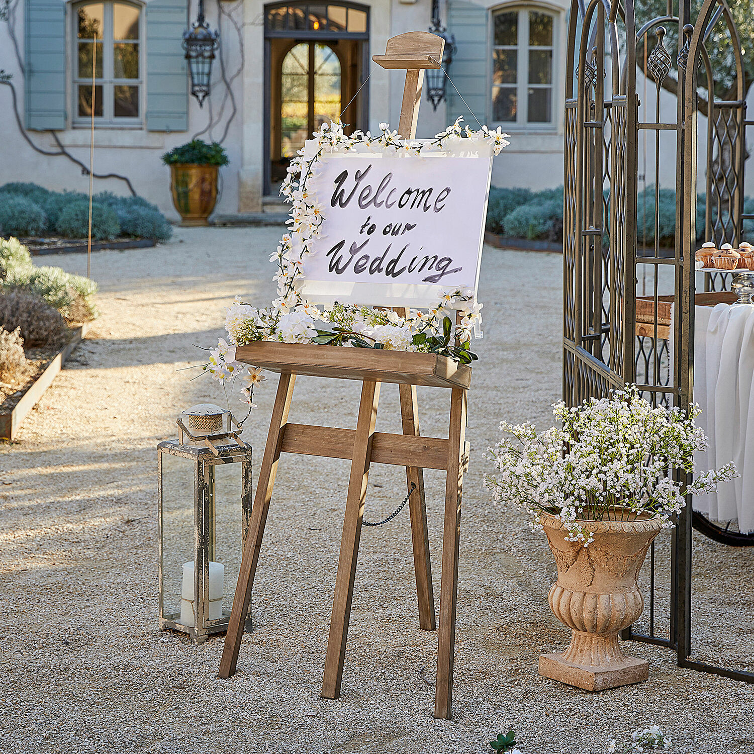 Schildersezel Handan Houten ezel met bloemen en welkomstbord voor bruiloft in tuin