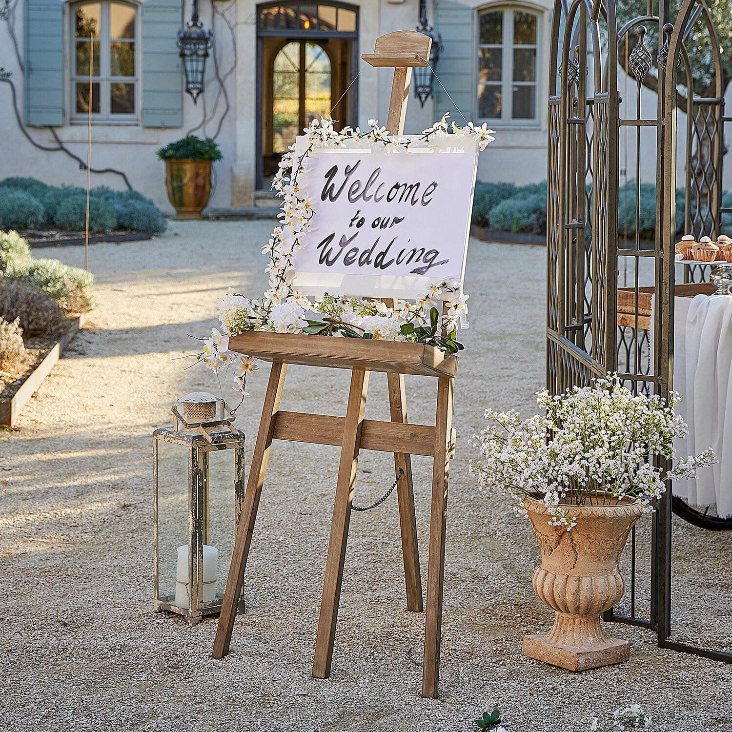 Schildersezel Handan Houten ezel met bloemen en welkomstbord voor bruiloft in tuin