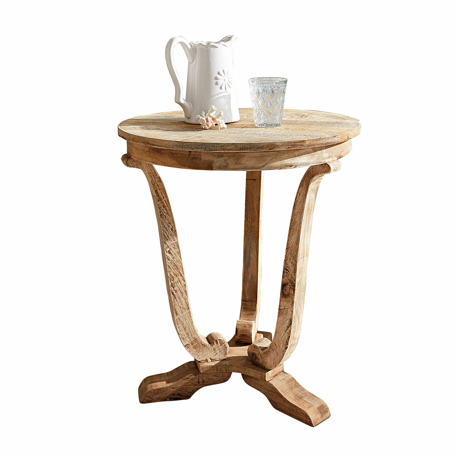 Bijzettafel Venzone Ronde bijzettafel van mangohout in natuurlijke kleur met witte kan en decoratief glas