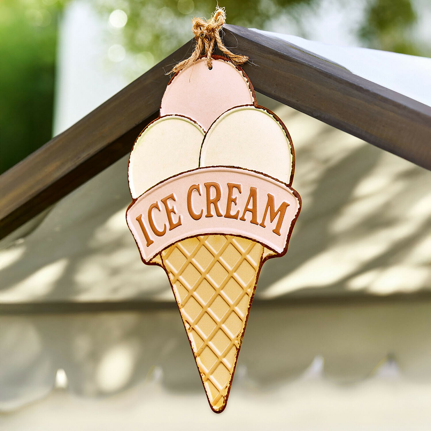 Decoratief bord Cheeklee Metalen hangbord in de vorm van een ijsje in pasteltinten met tekst ICE CREAM