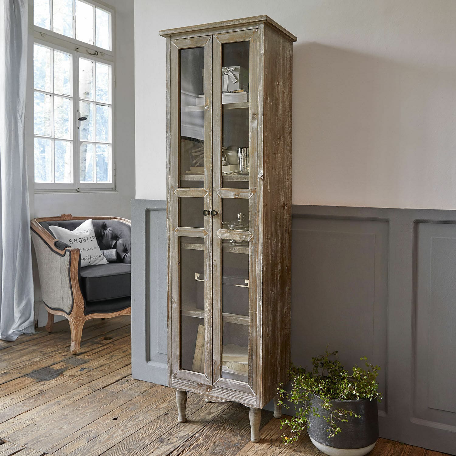 Kast Covent Garden Smalle houten vitrinekast met glazen deuren in vintage stijl voor woonkamer