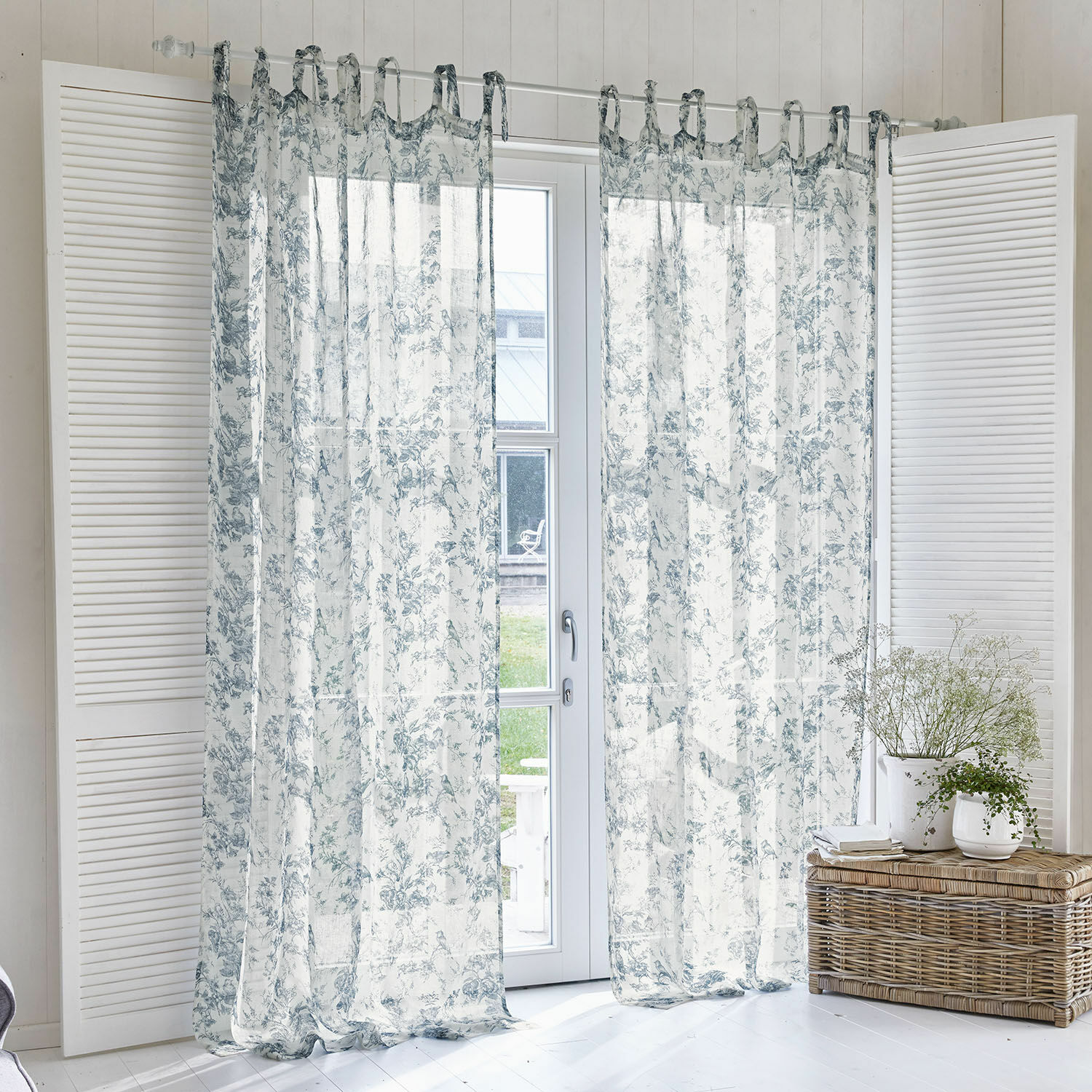 Gordijn Emilie Transparante gordijnen met blauw bloemenpatroon op witte stof, lichte stoffen voor woonkamer