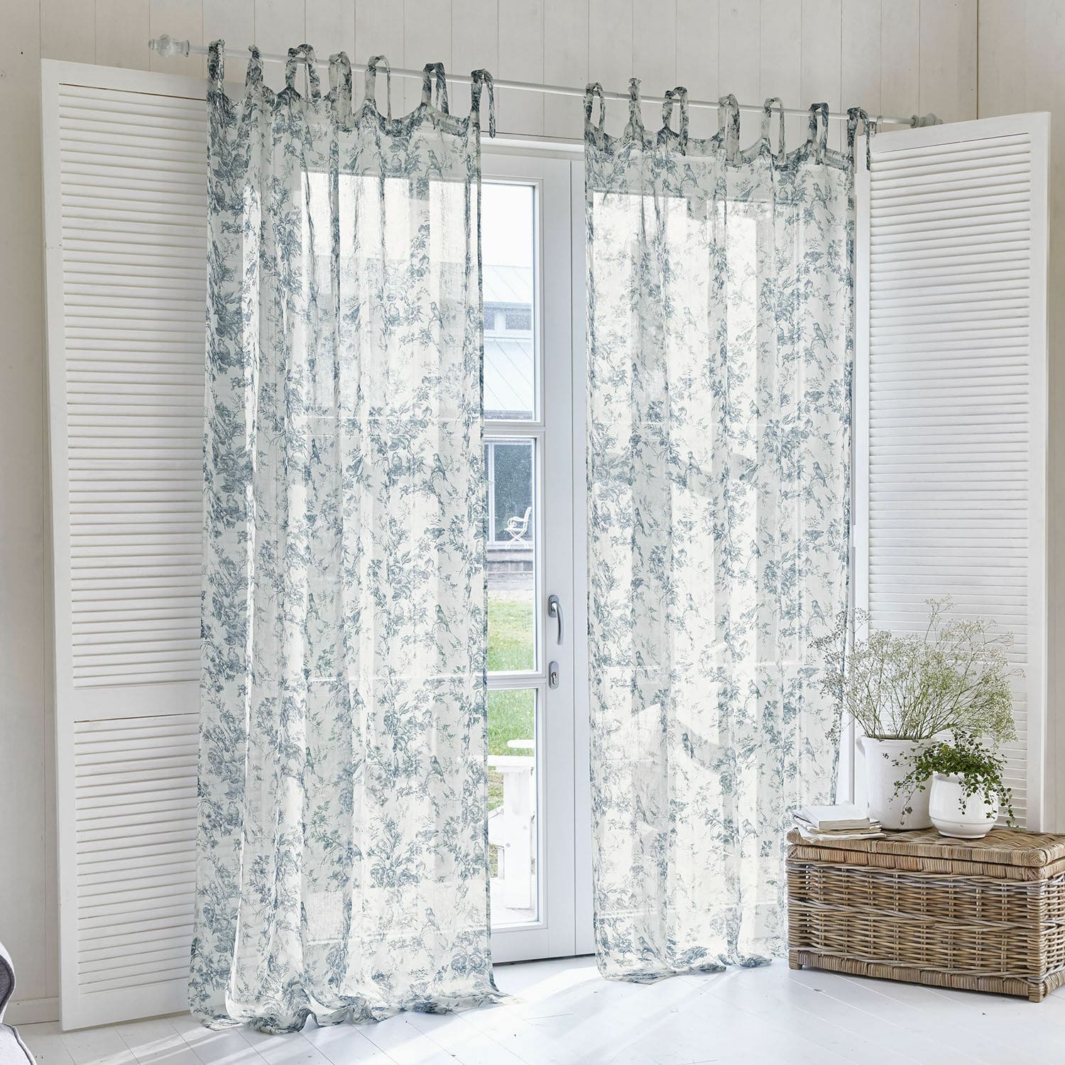 Gordijn Emilie Transparante gordijnen met blauw bloemenpatroon op witte stof, lichte stoffen voor woonkamer