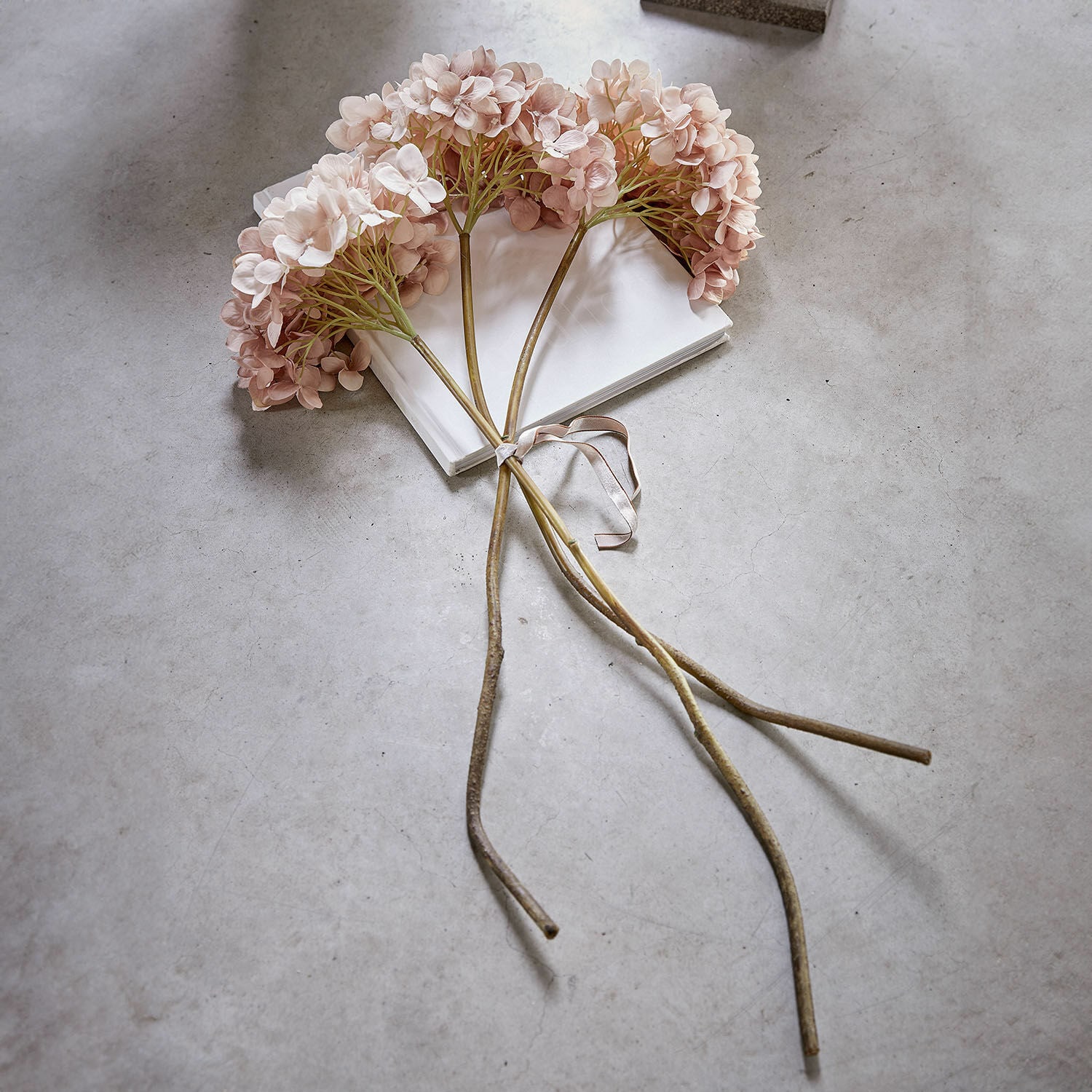 Lot de 3 fleurs décoratives Amarente Bouquet de fleurs artificielles hortensia rose clair sur fond gris, décoration intérieure élégante