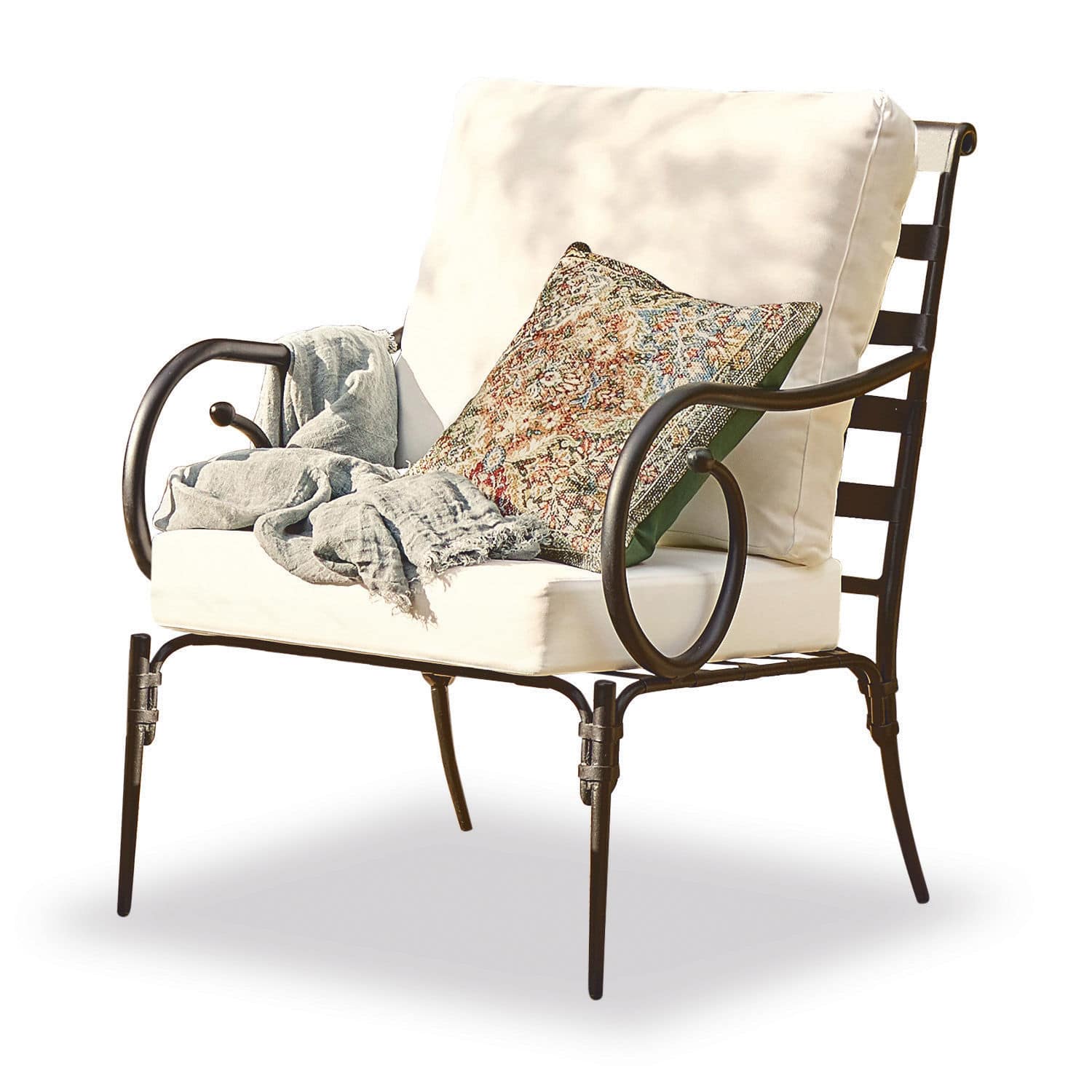Fauteuil Neret Fauteuil en métal avec coussins crème et coussin décoratif à motifs colorés