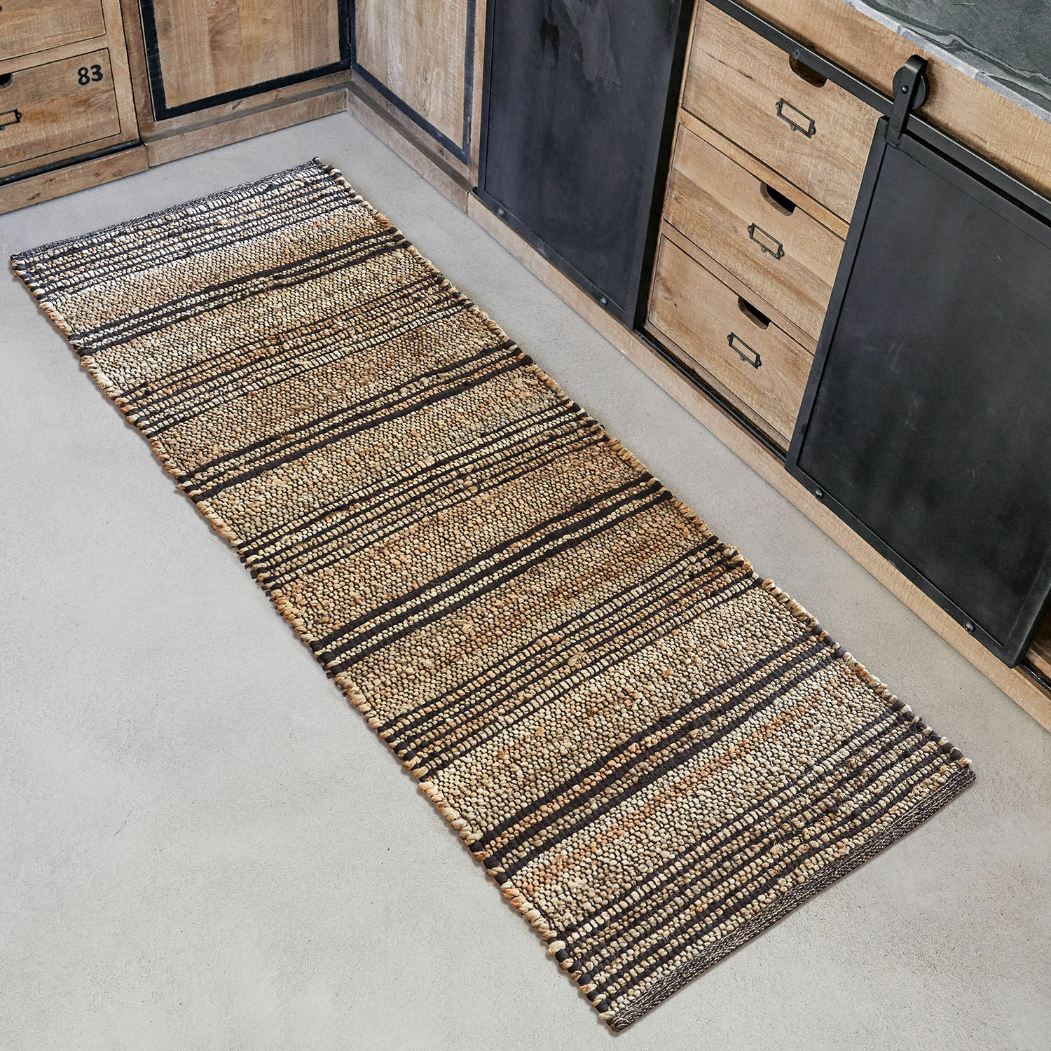 Tapis en matériau naturel beige et marron à rayures, parfait pour cuisine et salon