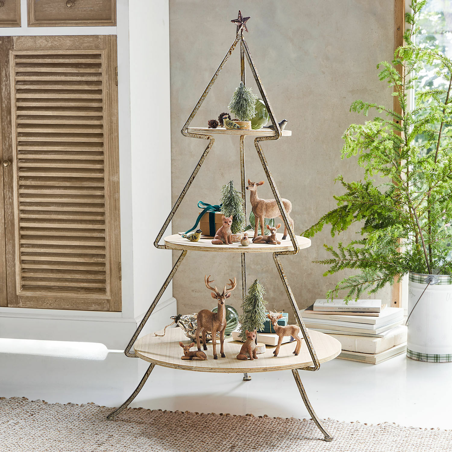 Etagère Wélonice Metalen plank in kerstboomvorm met houten planken en kerstdecoraties met herten