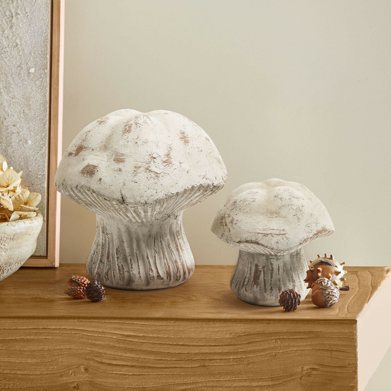 Lot 2 champignons décoratifs Tannsy Champignons décoratifs en béton blanc posés sur un meuble en bois, décoration intérieure