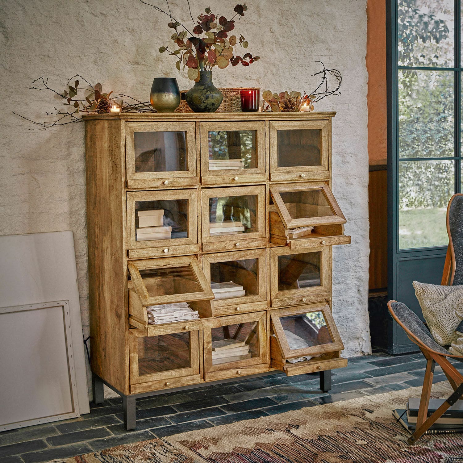Commode Middlesbrough Buffet en bois avec portes vitrées et pieds en métal dans un style vintage chaleureux