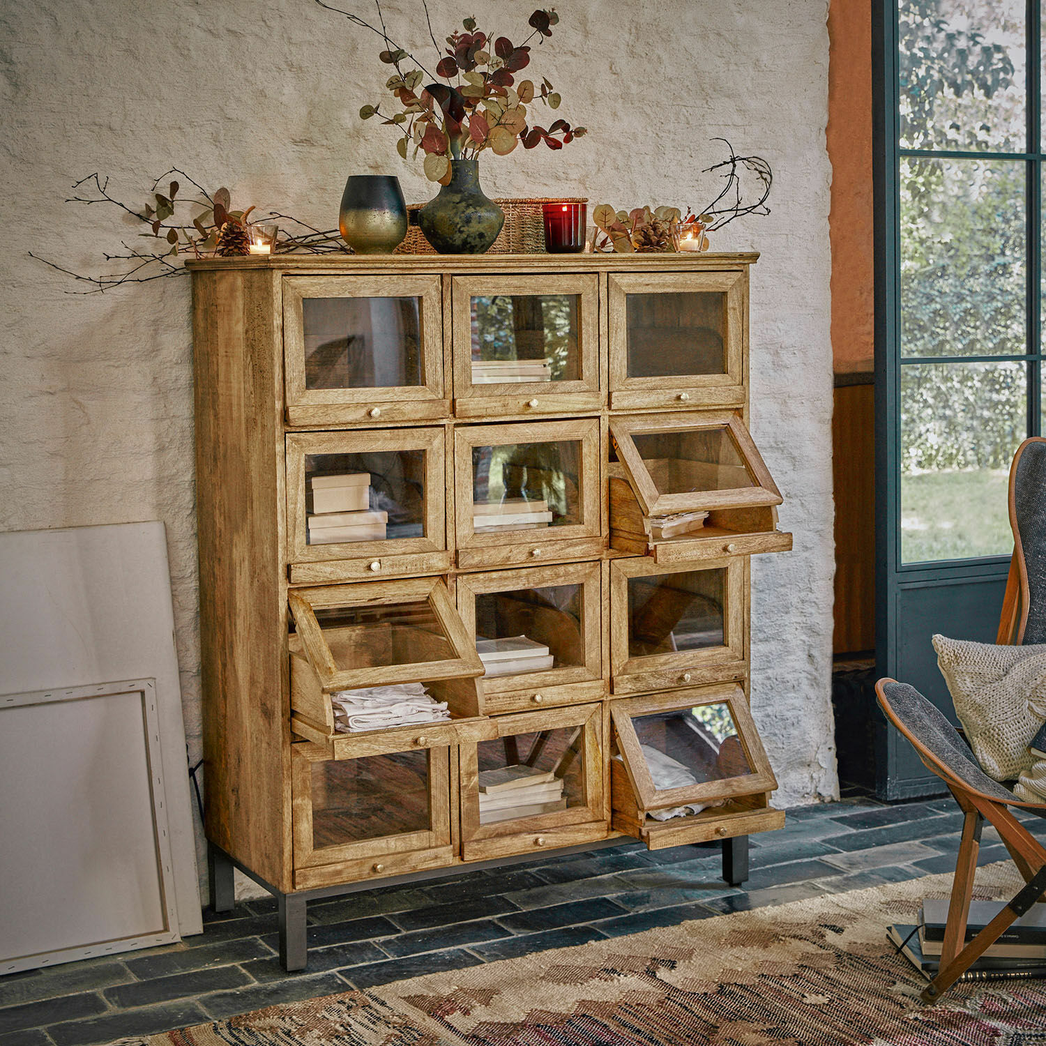Ladekast Middlesbrough Houten kast met glazen deuren en metalen poten in warme vintage stijl voor woonkamer