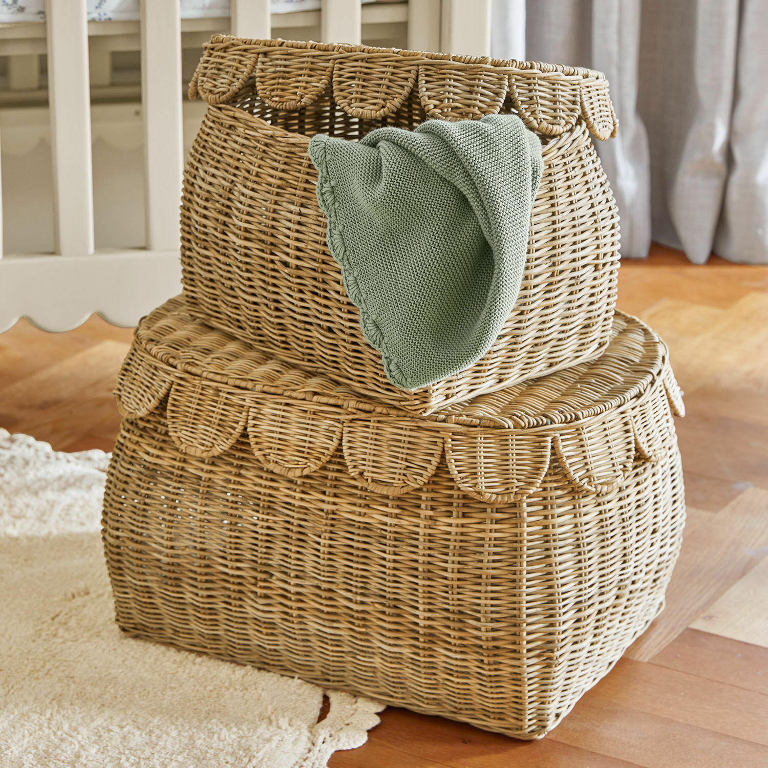Lot de 2 paniers Glyndon Ensemble de deux paniers en osier naturel avec couvercles et couverture verte, rangement pratique et décoratif