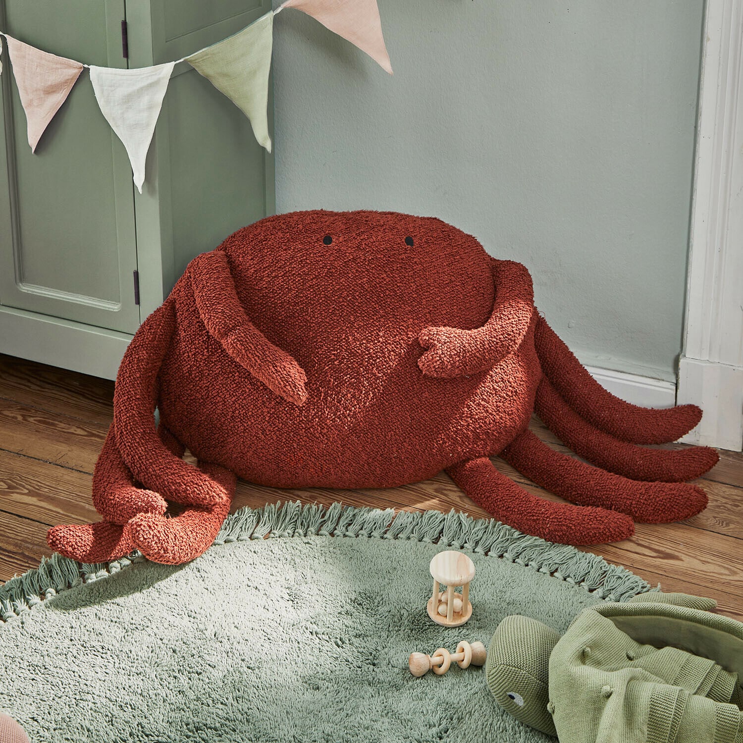 Peluche Bubbilo Coussin doux en forme de crabe rouge en tissu, décoration pour chambre d'enfant avec tapis et jouets en bois