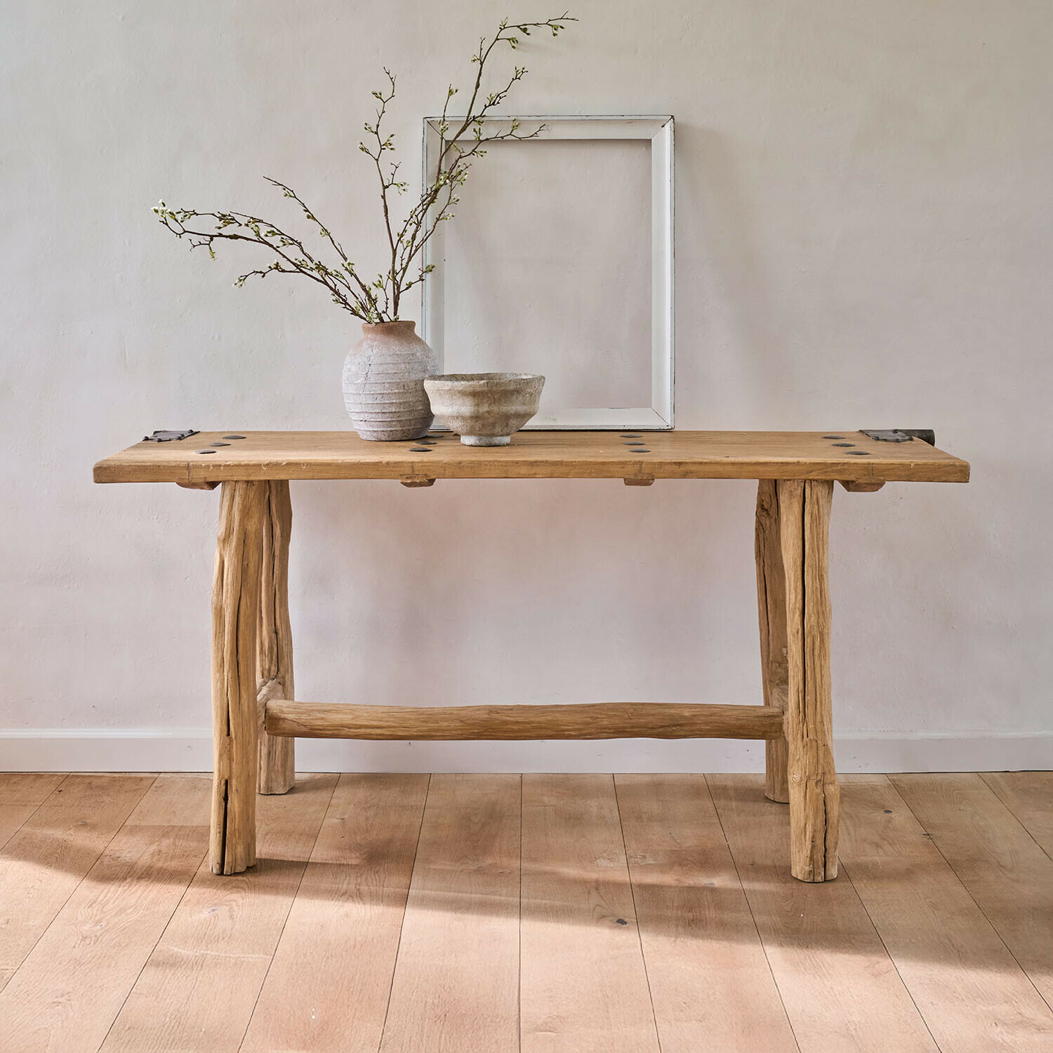 Table Crestmoore Table rustique en bois naturel avec vase en céramique et bol sur fond clair, mobilier en bois