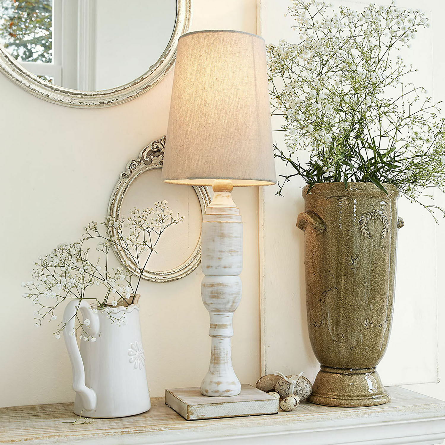 Tafellamp Yernisto Tafellamp van wit hout met beige kap in vintage decor met vaas en spiegel
