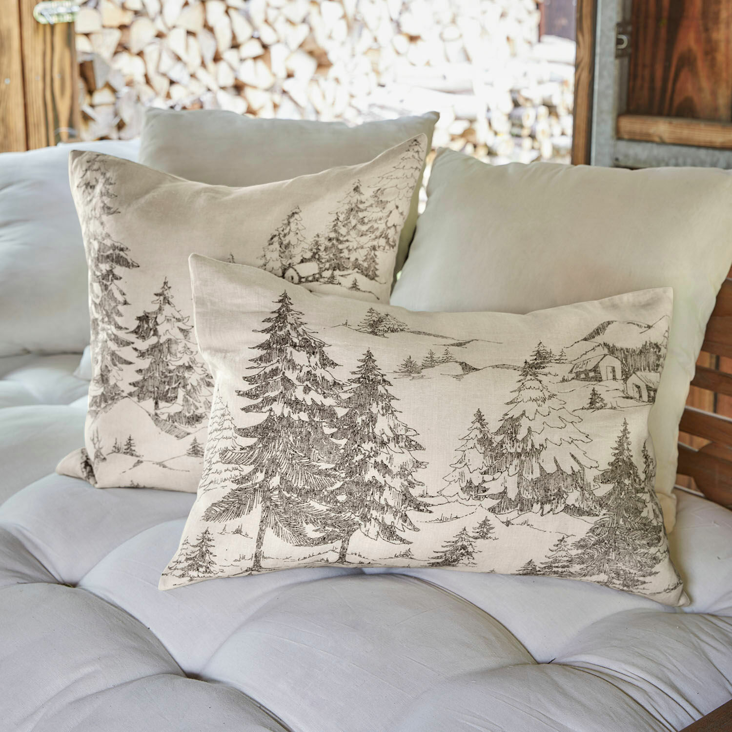 Lot de 2 housses de coussins Fabrielle Coussins en lin beige avec imprimé forêt marron sur canapé clair, décoration intérieure cosy