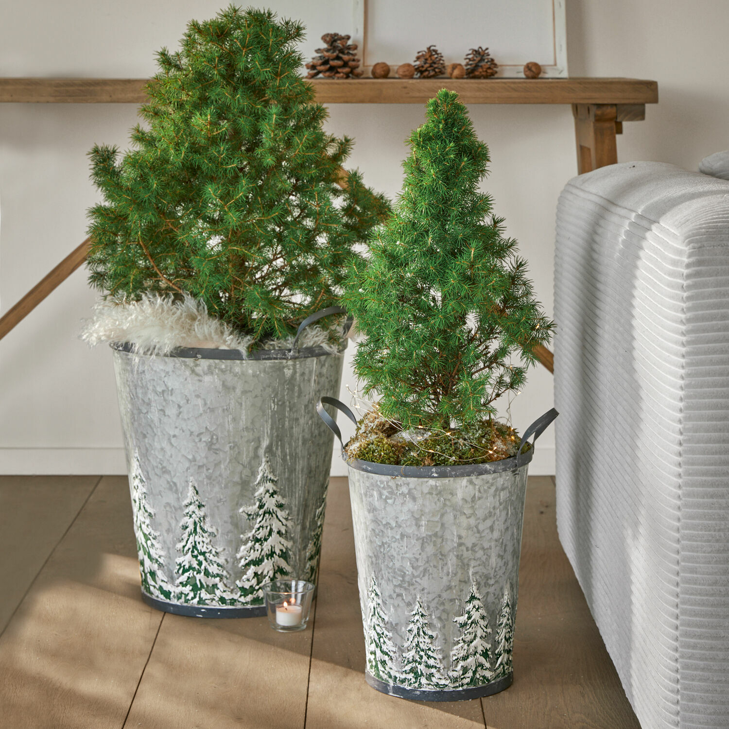 Emmer set van 2 Pavie Twee metalen emmers met groene planten en winterse dennenboomprint op houten vloer
