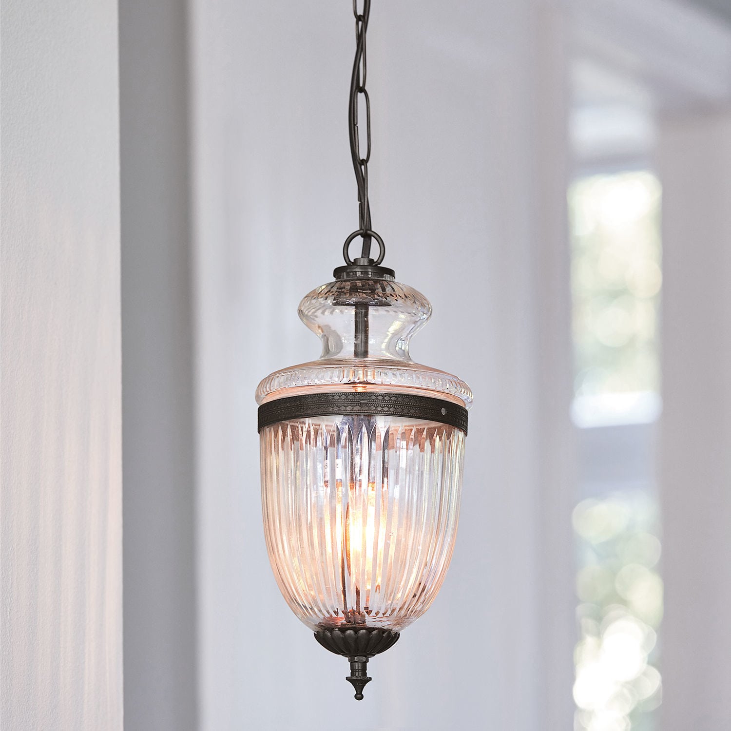Suspension Marcel Suspension en verre avec détails métalliques noirs, luminaire décoratif élégant pour intérieur