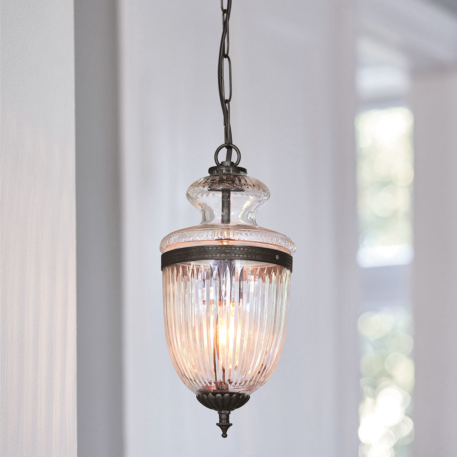 Suspension Marcel Suspension en verre avec détails métalliques noirs, luminaire décoratif élégant pour intérieur