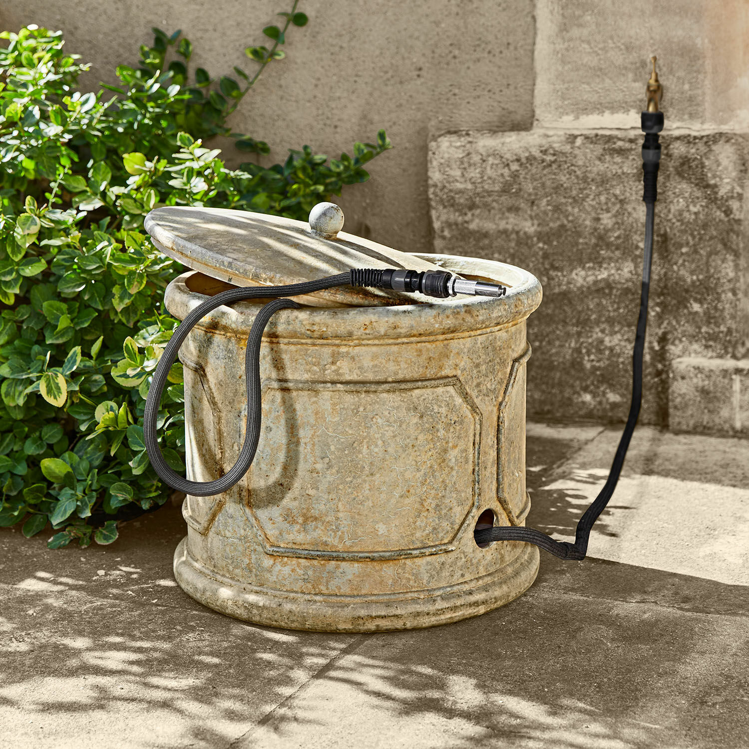 Pot pour tuyau d'arrosage Filervo Récipient de jardin rond en pierre beige avec tuyau d'arrosage noir pour extérieur
