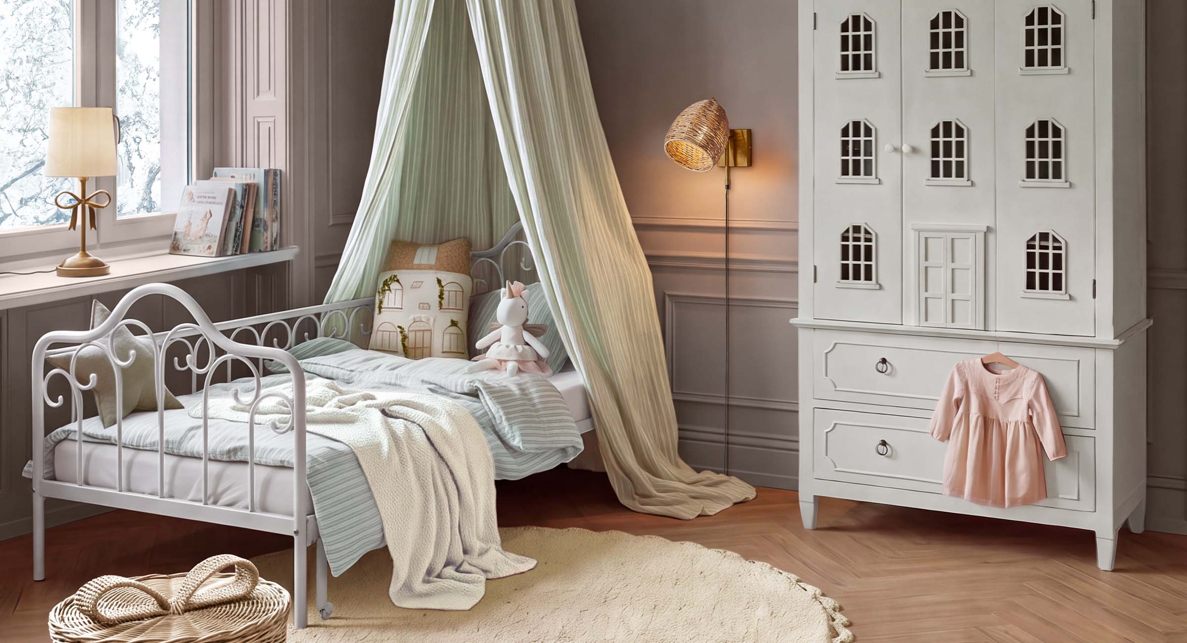 Gezellige kinderkamer met wit metalen bed, crèmekleurige deken en witte kast in de vorm van een huis