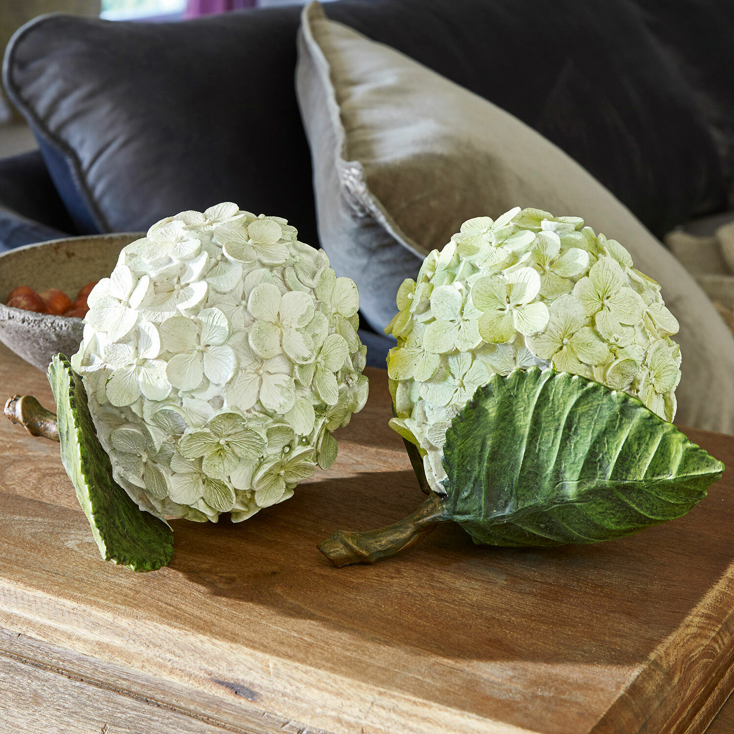 Lot de 2 fleurs décoratives Hortensie Boules décoratives en fleurs crème et vert clair en matériau sur une table en bois