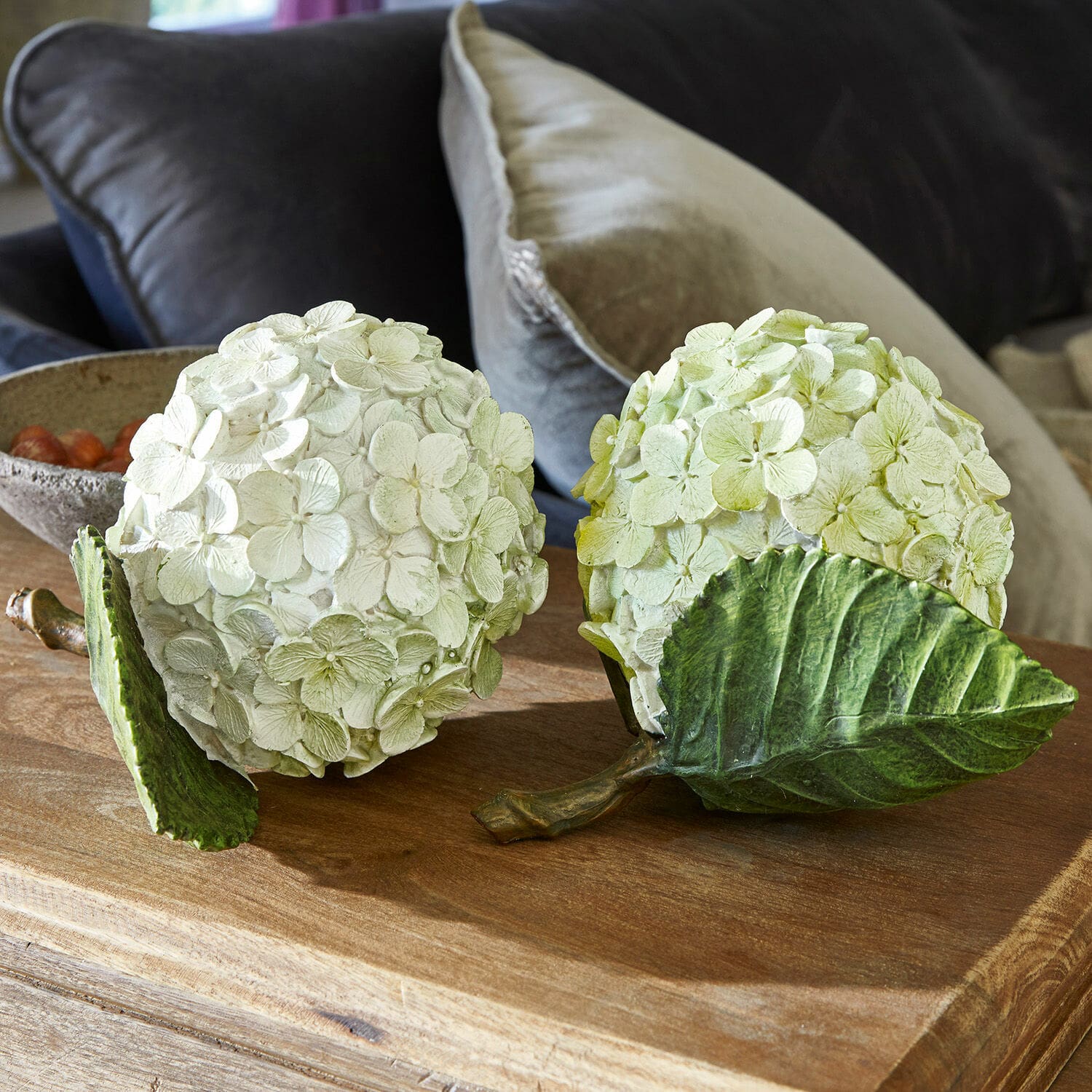 Sierbloem set van 2 Hortensie Decoratieve bloemenballen van materiaal in crèmegroen op een houten tafel