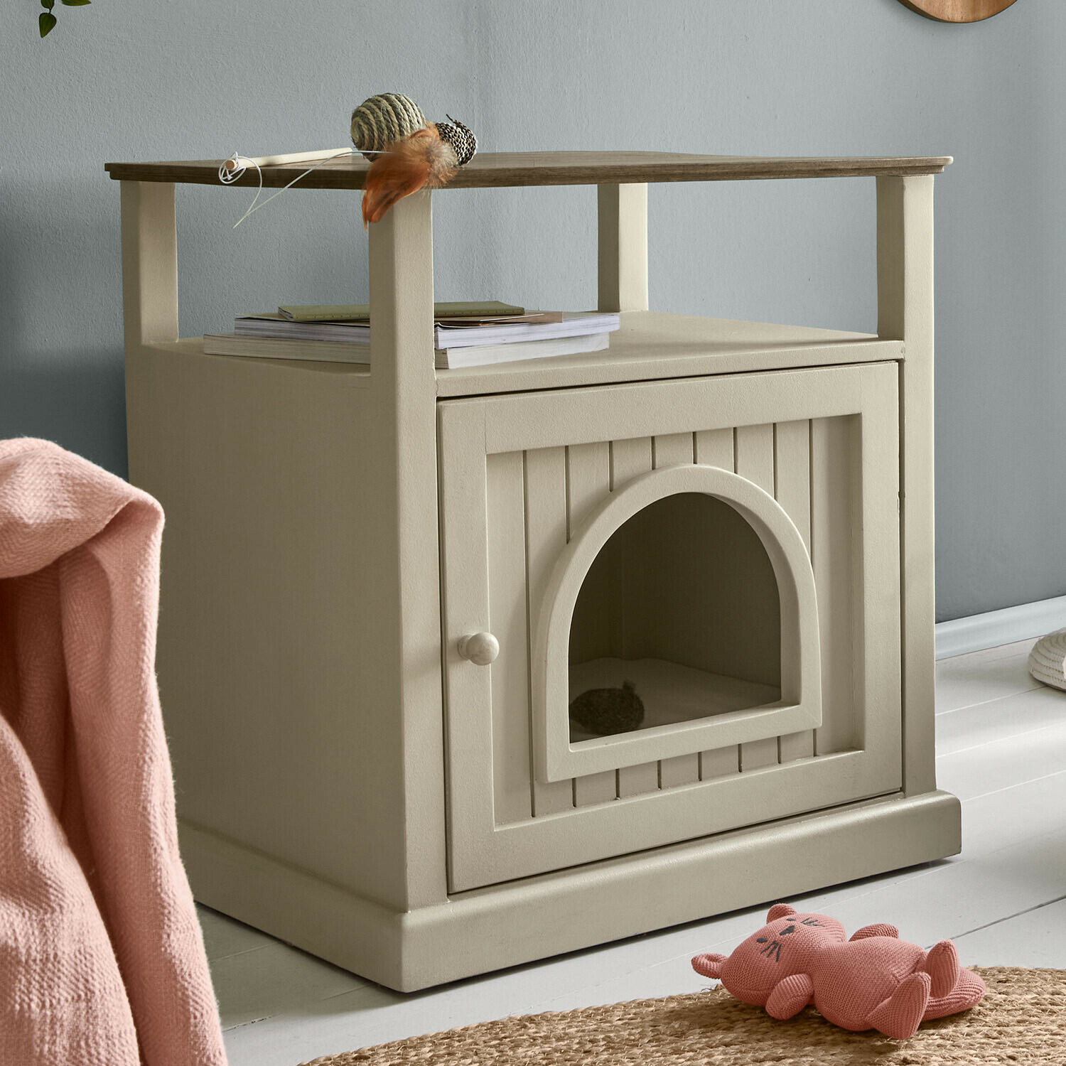 Kattenhuisje Miresas Beige houten kattenhuis met plank voor boeken en speelgoed in een modern interieur