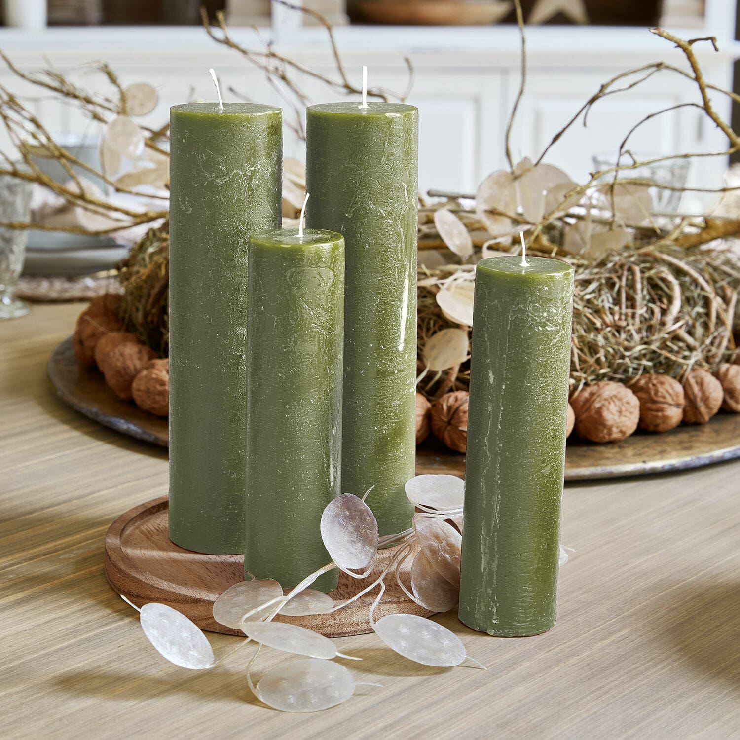 Lot de 4 bougies Avinal Ensemble de quatre bougies vertes en cire sur un plateau en bois, décoration naturelle de table