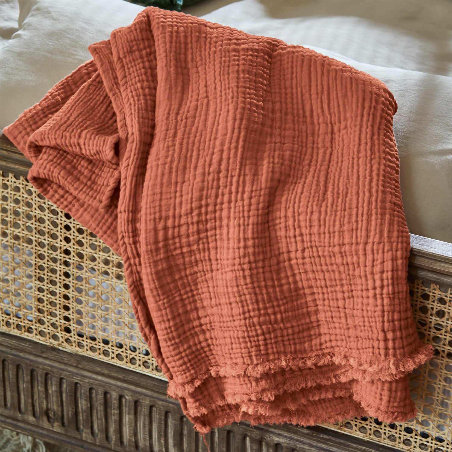 Plaid Altoona Plaid orange en coton doux à texture gaufrée, parfait pour la décoration et le confort intérieur