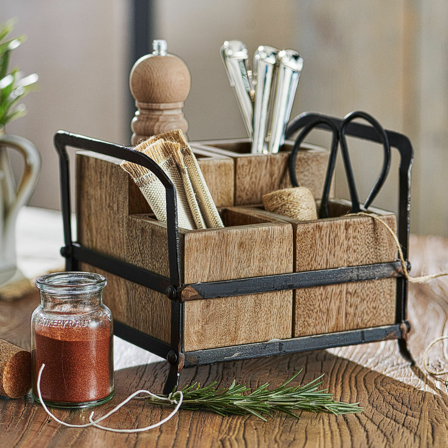 Organizer Postes Houten organizer met metalen frame voor keukengerei en kruiden op houten tafel