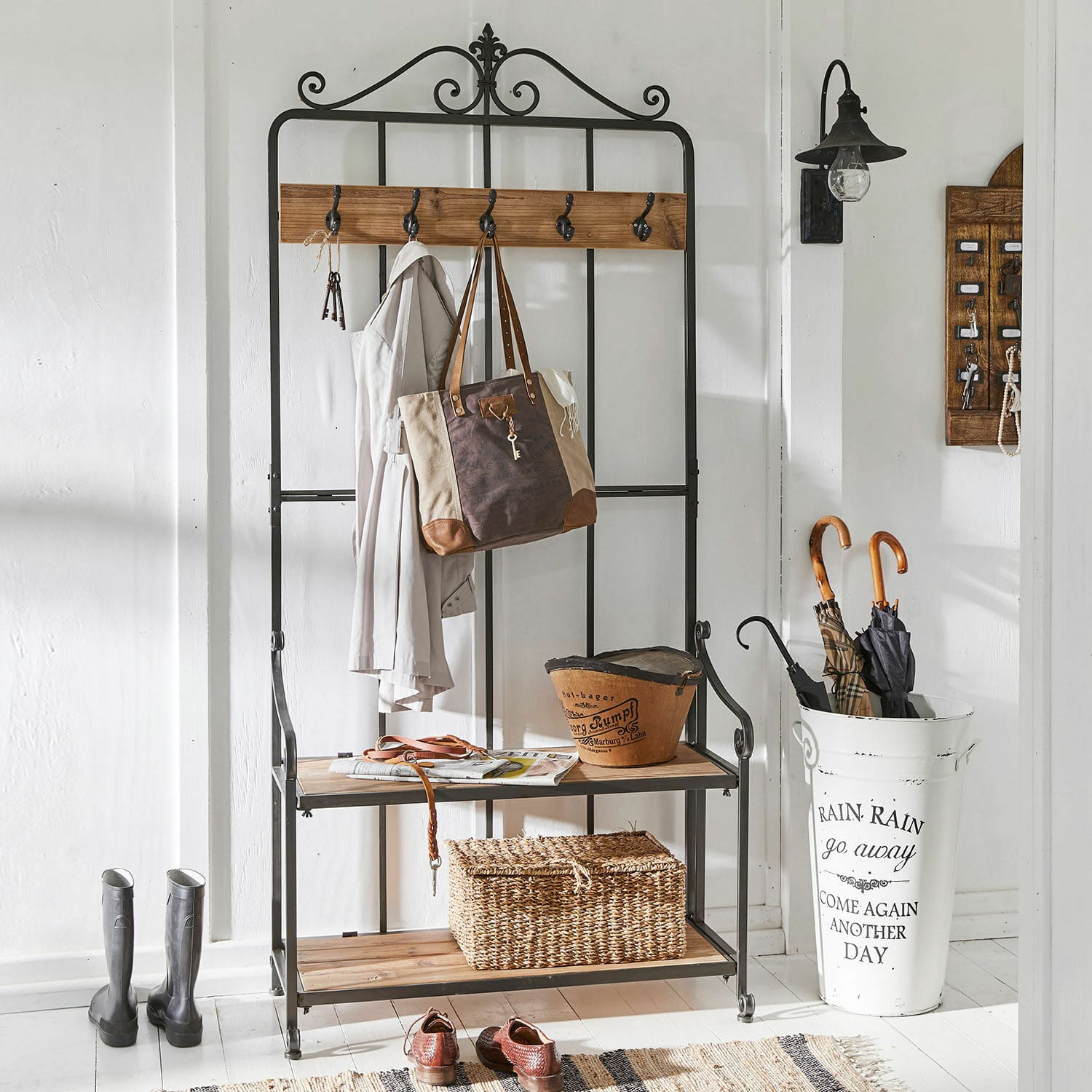 Garderobe Sussy Zwarte metalen kapstok met houten planken en haken voor jassen en tassen in de hal