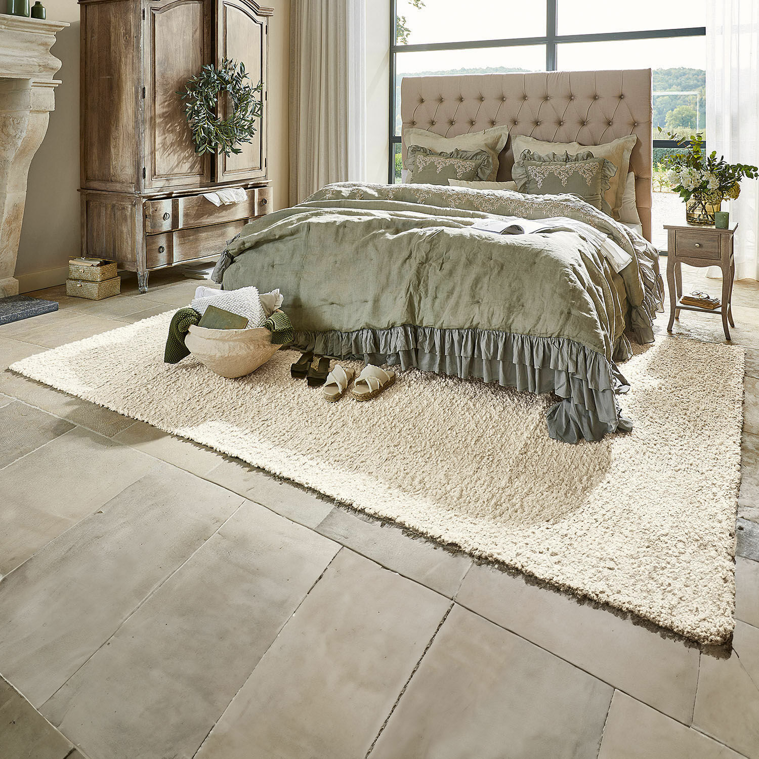 Vloerkleed Wodaha Gezellige slaapkamer met beige vloerkleed en groene linnen beddengoedset in rustieke stijl