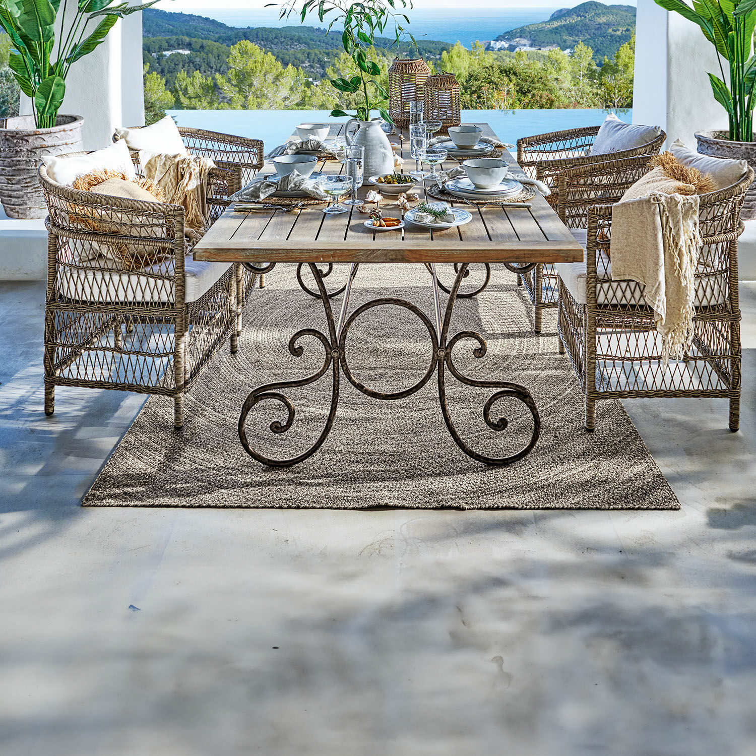 Vloerkleed voor binnen en buiten Plimmerton Tuinmeubelset van riet en hout met decoratie op terras met zeezicht